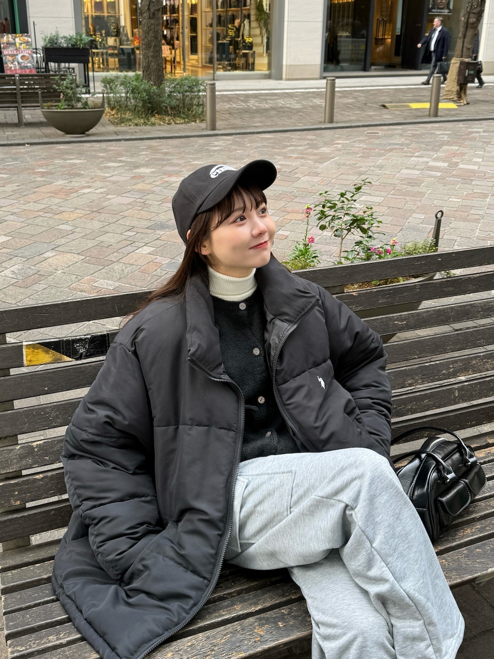 「レイヤードスタイル、トラックパンツ、今日のコーデ、プチプラ、韓国ファッション、春コーデ、スウェットパンツ、ダウンジャケット、モノトーン、きれいめカジュアル、カジュアル、休日スタイル、お出かけコーデ、古着MIX、アウトドアスタイル」｜「SHEINのアイテム（ニット/セーター、ブラック系）」を使った、みさねさん（骨格ストレート・レディース・158cm）の冬コーディネートの2枚目の写真