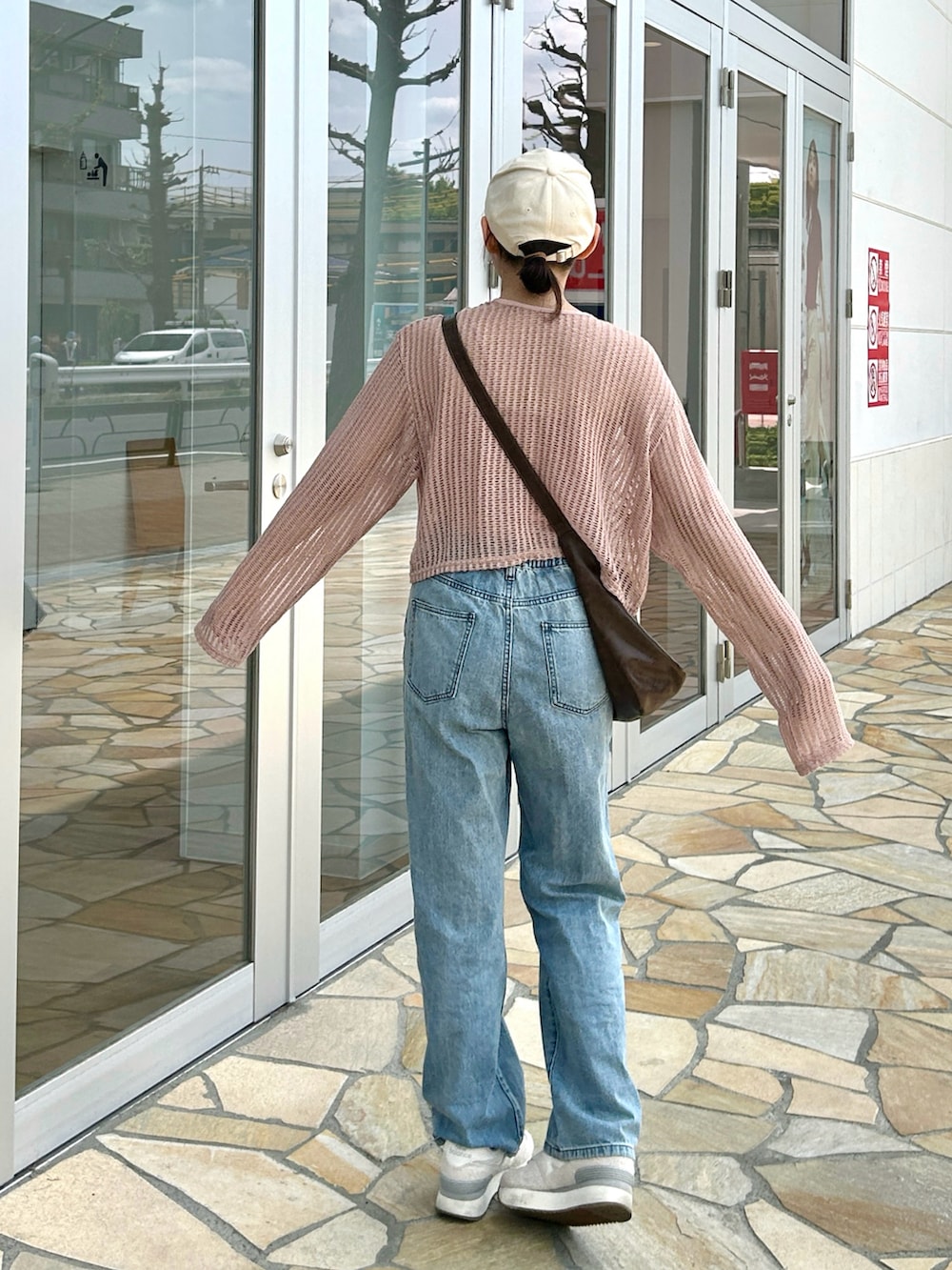 「春夏コーデ、デニム、スニーカー、パステルカラー、韓国ファッション、シンプルコーデ、デートコーデ、プチプラ、お出かけコーデ、きれいめカジュアル、休日スタイル、古着MIX、キャップ、シアートップス、骨格ストレート」｜「moment+の前後2WAYストライプメッシュショート丈(45cm)＆レギュラー丈(68cm)リボンカーディガン（カーディガン/ボレロ、ピンク系）」を使った、みさねさん（骨格ストレート・レディース・158cm）の春コーディネートの4枚目の写真