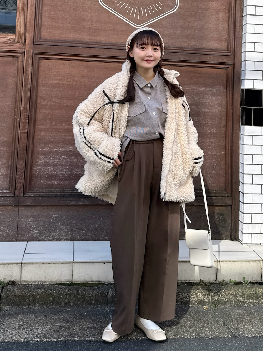 ブラウン系のシャツ/ブラウス、ホワイト系のショルダーバッグ、ブラウン系のその他パンツを着用したレディースの冬コーディネートの2枚目の写真