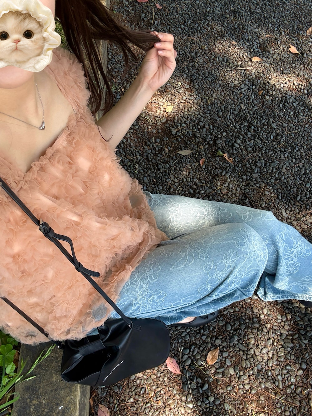 ピンク系のシャツ/ブラウス、ブルー系のデニムパンツ、ブラック系のショルダーバッグを着用したレディースの夏コーディネートの4枚目の写真