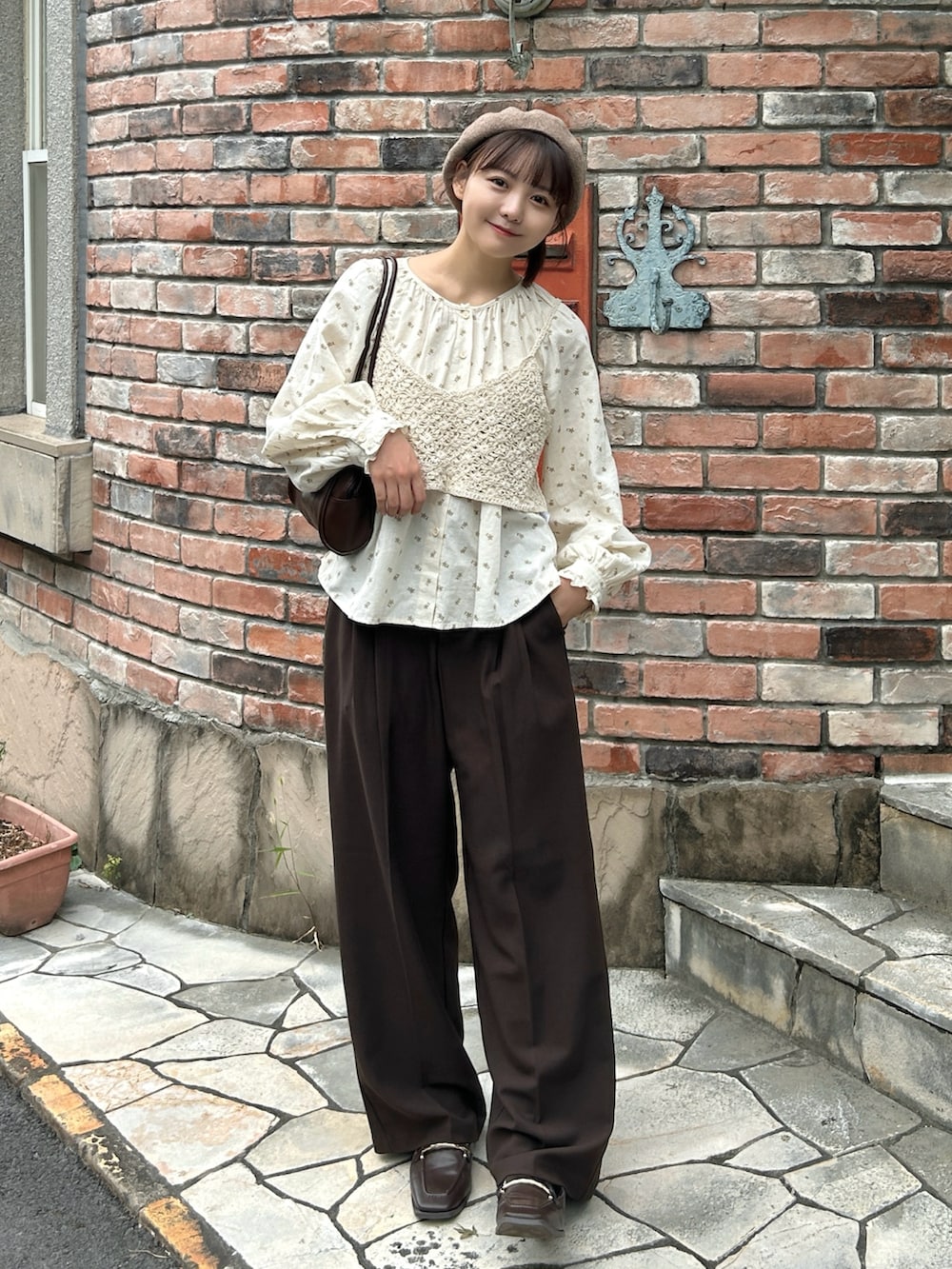 ベージュ系のベスト、ブラウン系のシャツ/ブラウス、ブラウン系のパンツを着用したレディースの秋コーディネートの2枚目の写真