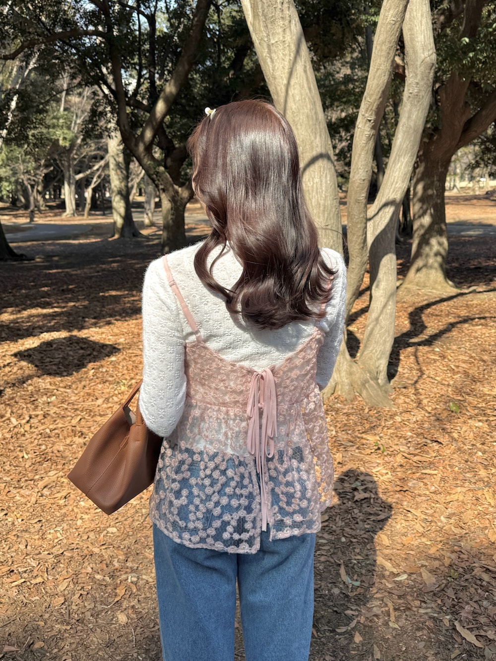 ブラウン系のパンプス、ホワイト系のTシャツ/カットソー、ピンク系のキャミソールを着用したレディースの冬コーディネートの4枚目の写真