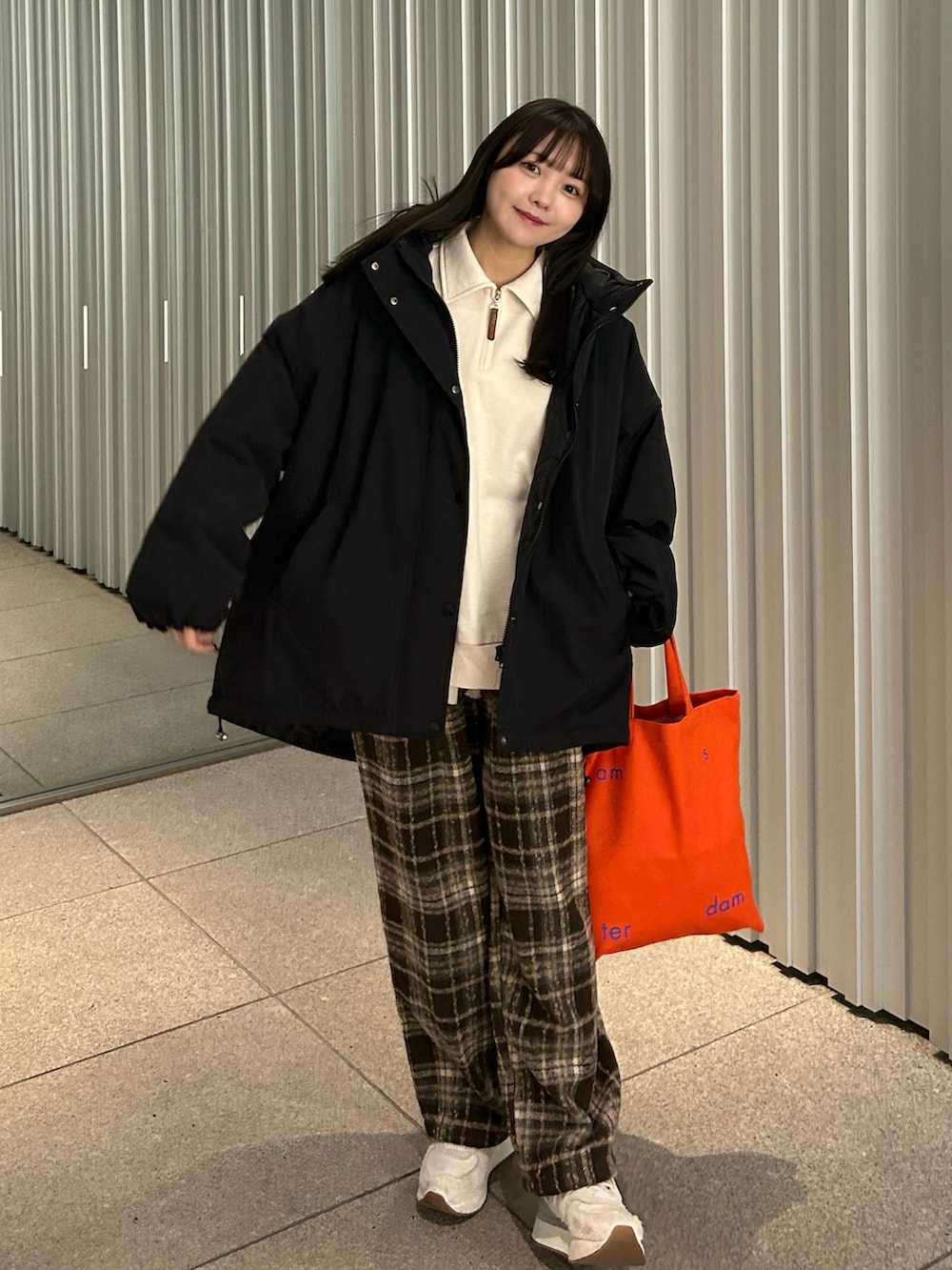 ホワイト系のスウェット、ブラック系のダウンジャケット/コート、ブラウン系のその他パンツを着用したレディースの冬コーディネートの3枚目の写真