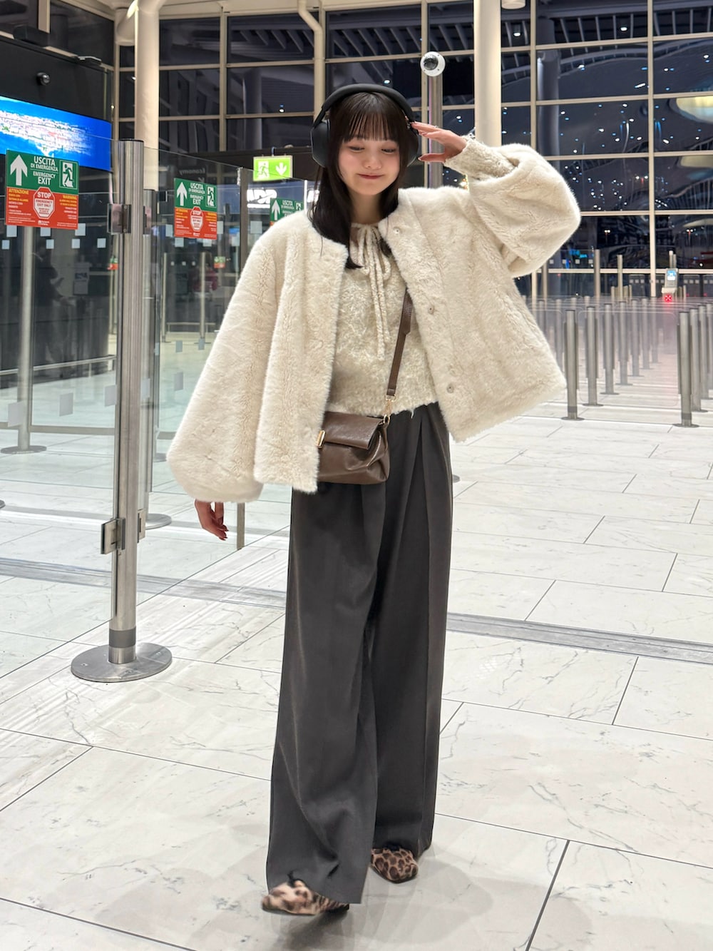 ホワイト系のブルゾン、ホワイト系のその他パンツ、グレー系のスラックスを着用したレディースの冬コーディネートの2枚目の写真