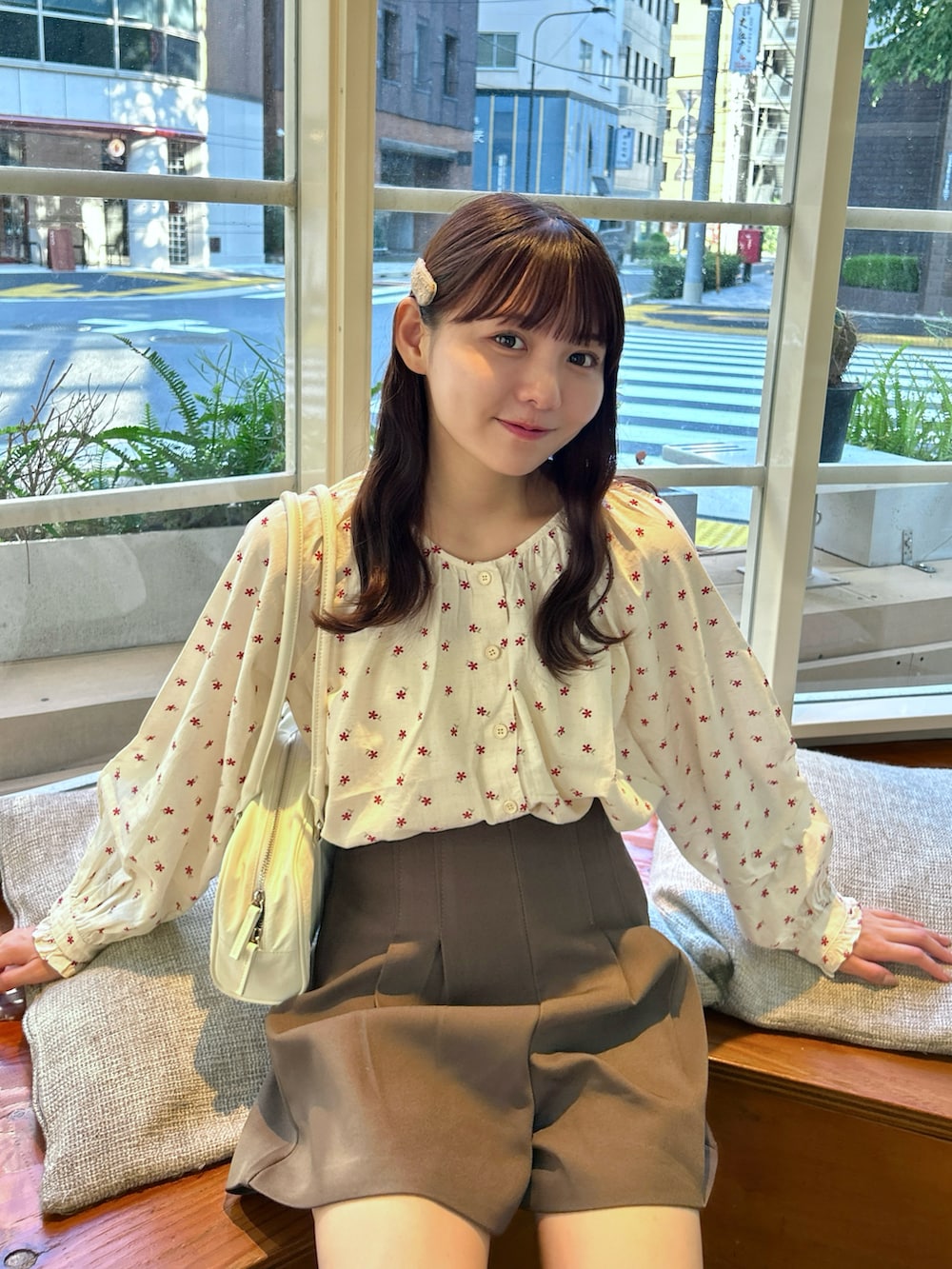 レッド系のシャツ/ブラウス、ブラウン系のその他パンツ、ベージュ系のスニーカーを着用したレディースの秋コーディネートの3枚目の写真