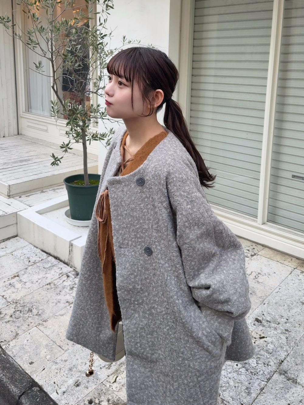 「真冬のあったかスタイル、きれいめカジュアル、キレイめ、パンツスタイル、GU、プチプラ、ニット、カーディガン、レイヤードスタイル、シンプル、カジュアル、冬コーデ、冬アウター、お出かけコーデ、休日スタイル」｜「RiberryのノーカラーAラインミドルコート（ノーカラーコート、グレー系）」を使った、みさねさん（骨格ストレート・レディース・158cm）の冬コーディネートの2枚目の写真
