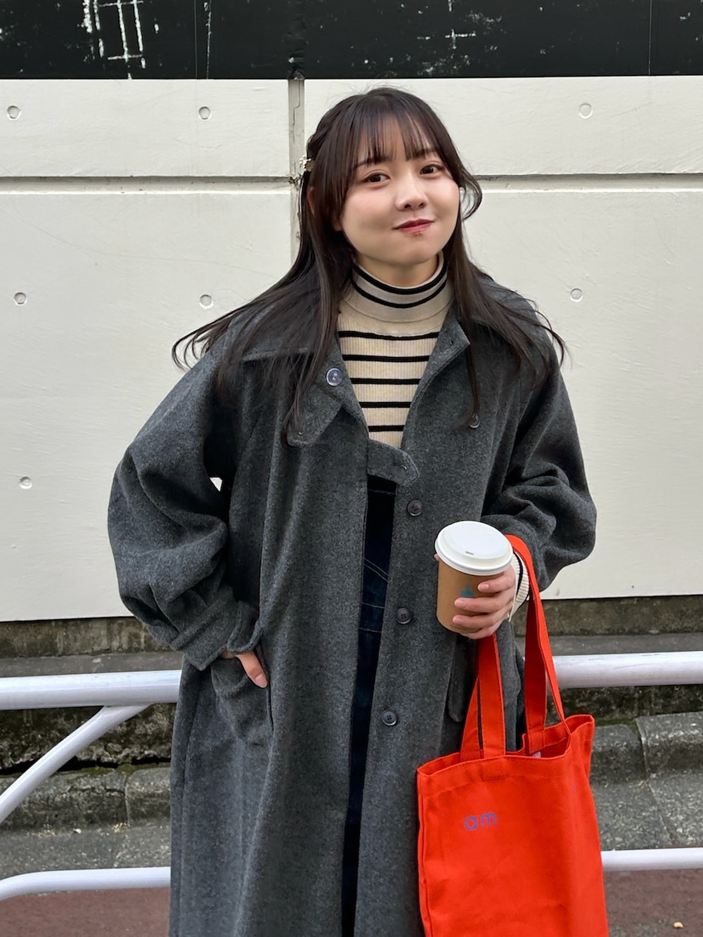 ブルー系のサロペット/オーバーオール、イエロー系のブーツ、ホワイト系のニット/セーターを着用したレディースの冬コーディネートの3枚目の写真