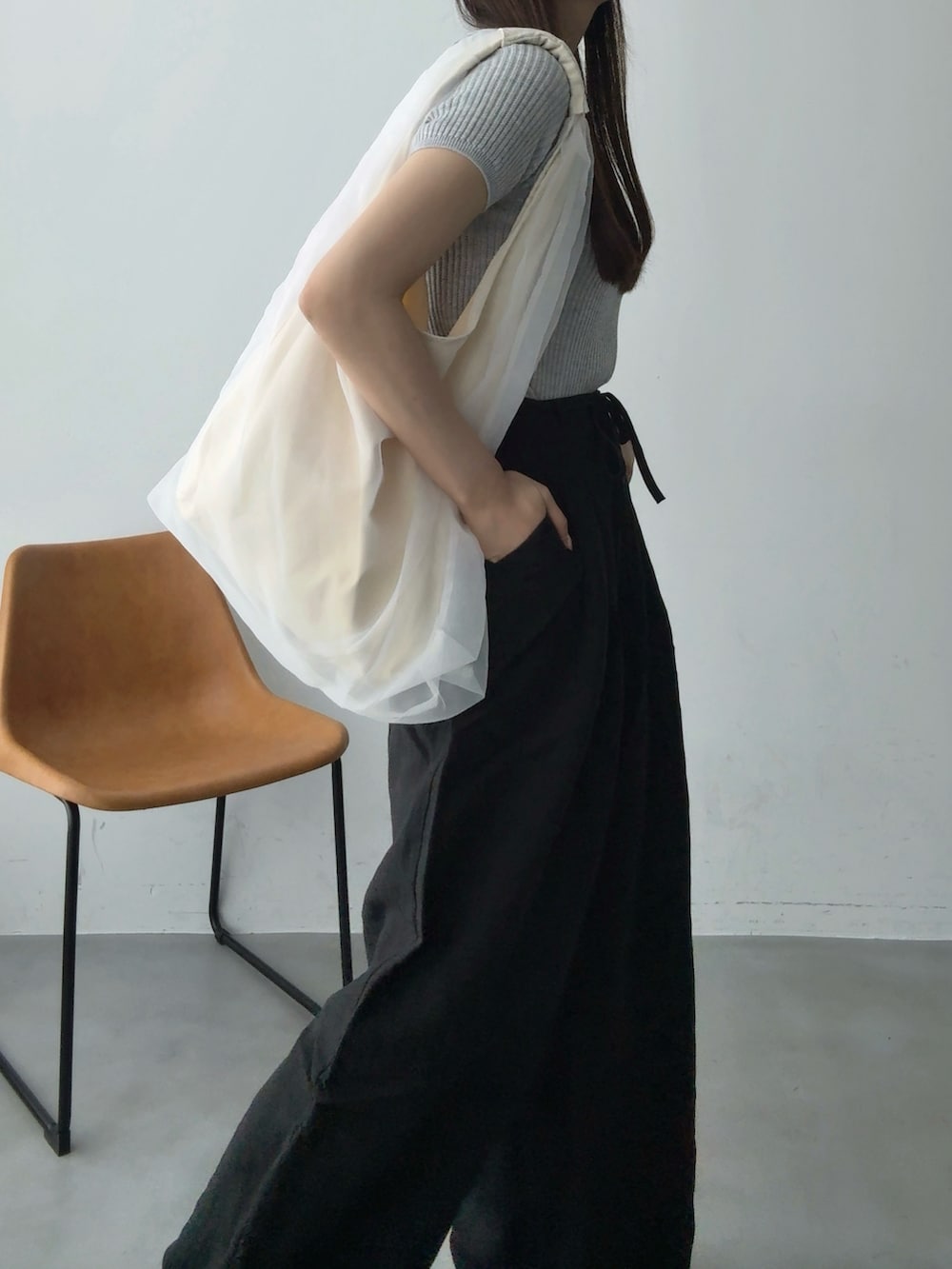 ホワイト系のサンダル、グレー系のニット/セーター、ブラック系のその他パンツを着用したレディースの夏コーディネートの2枚目の写真