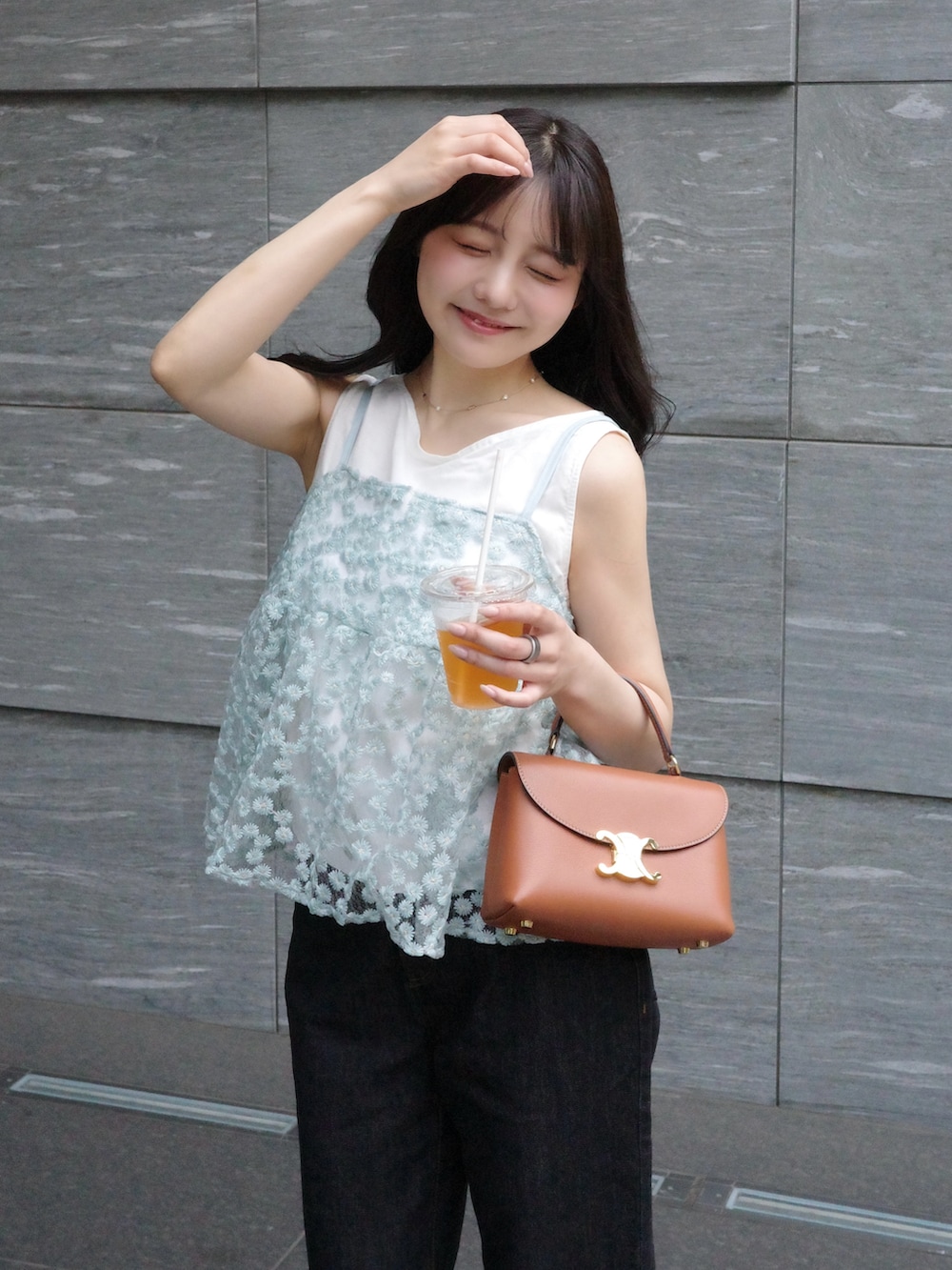 ブルー系のキャミソール、ホワイト系のTシャツ/カットソー、ブルー系のデニムパンツを着用したレディースの夏コーディネートの2枚目の写真