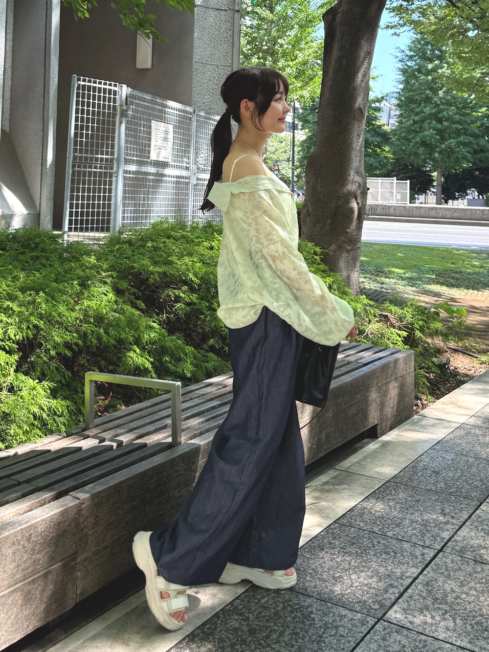 グリーン系のシャツ/ブラウス、ホワイト系のキャミソール、ブルー系のその他パンツを着用したレディースの夏コーディネートの2枚目の写真