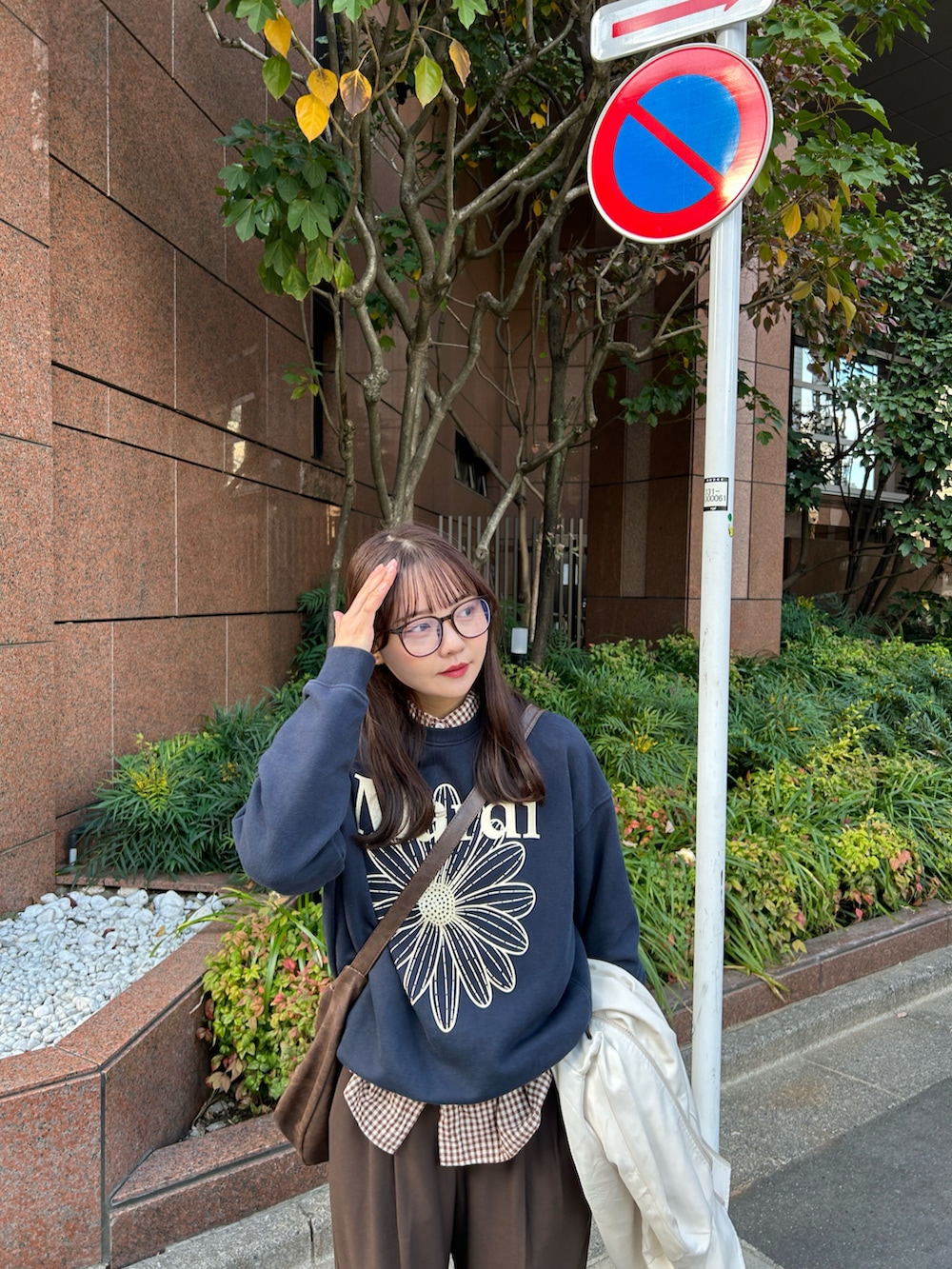 ブラウン系のシャツ/ブラウス、ブラウン系のショルダーバッグ、ベージュ系のブルゾンを着用したレディースの冬コーディネートの3枚目の写真