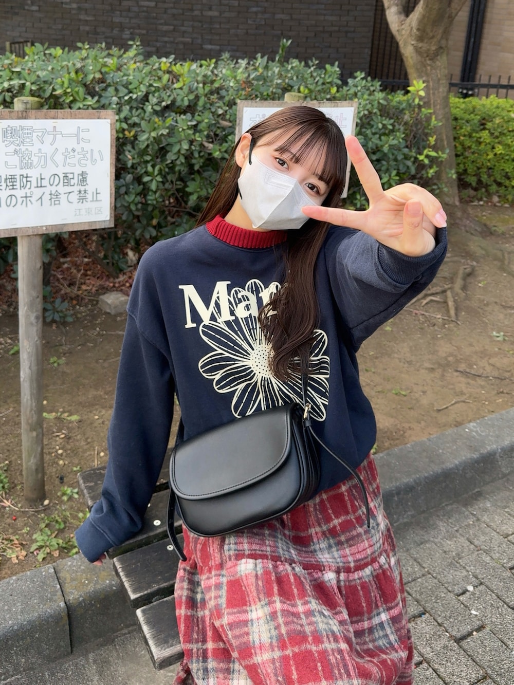 ブラック系のノーカラーコート、ブルー系のスウェット、レッド系のニット/セーターを着用したレディースの冬コーディネートの3枚目の写真