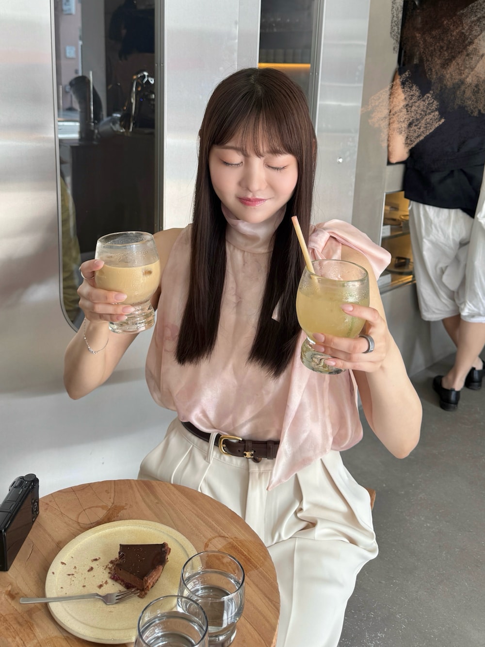 ホワイト系のサンダル、ピンク系のシャツ/ブラウス、ホワイト系のスラックスを着用したレディースの夏コーディネートの5枚目の写真