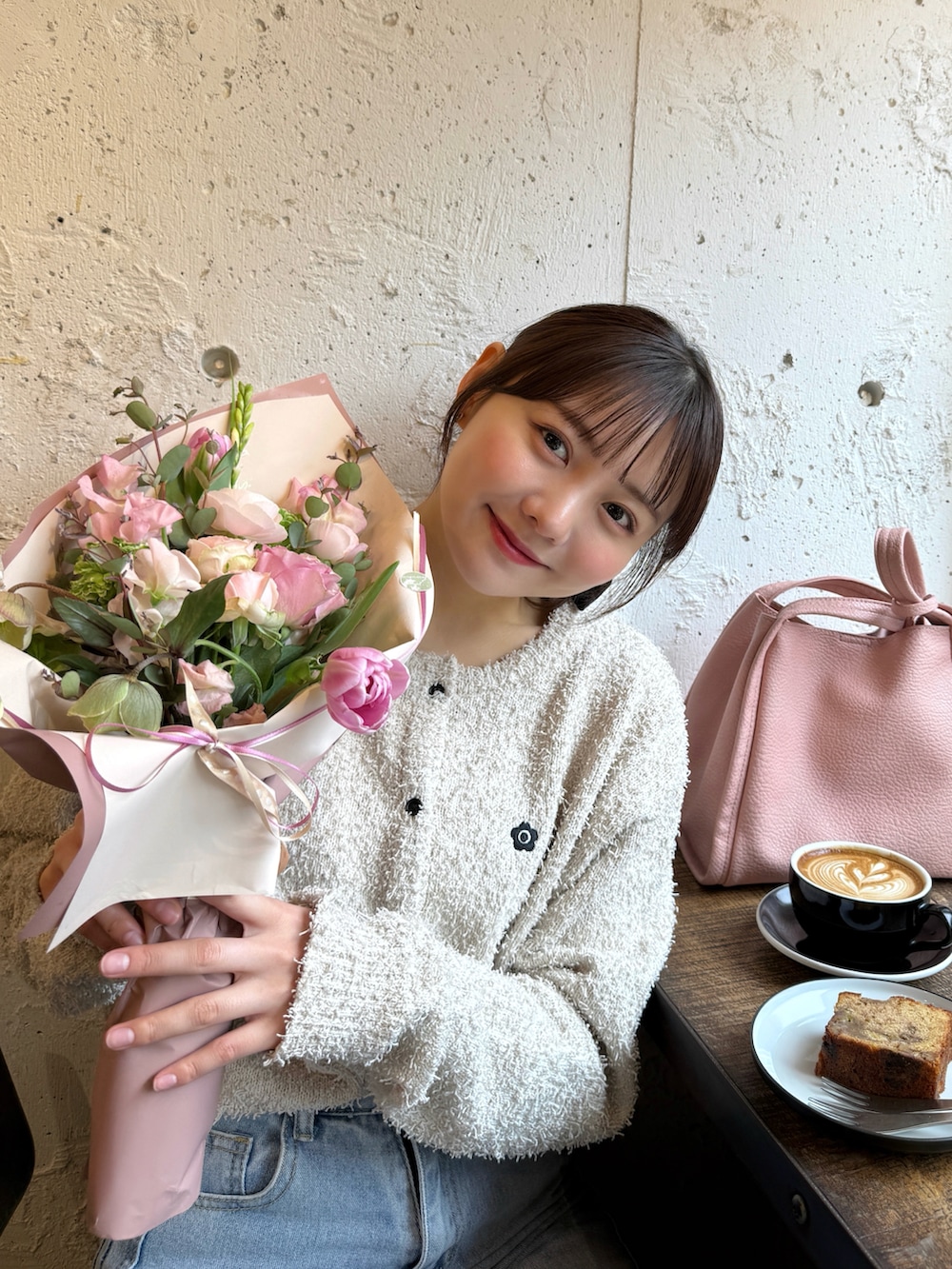 「春めき満開コーデ、ジャケット、古着MIX、春コーデ、デニム、ピンク、スニーカー、きれいめカジュアル、シンプルコーデ、お出かけコーデ、休日スタイル、春カラー、大人かわいい、デートコーデ、パンツスタイル」｜「ap retroのマフラー付きパディングブルゾン　袖取り外し　モンスターコート（ダウンジャケット/コート、ホワイト系）」を使った、みさねさん（骨格ストレート・レディース・158cm）の春コーディネートの2枚目の写真