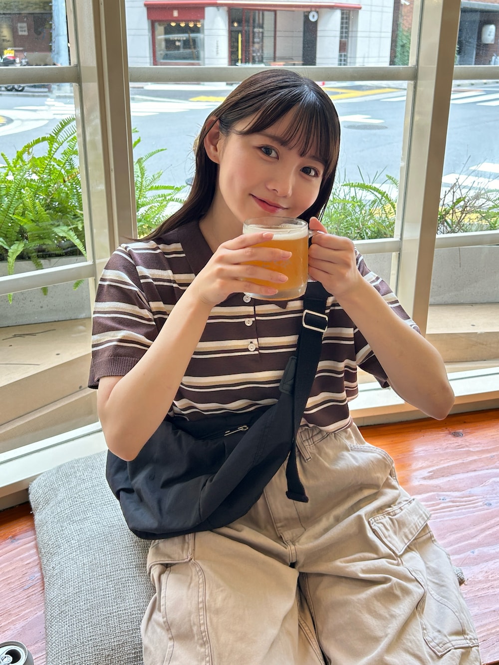 「スポーツミックス、休日スタイル、夏コーデ、ポロシャツ、カーゴパンツ、デニム、パンツスタイル、メンズライク、カジュアル、シンプル、スニーカー、ショルダーバッグ、GU、プチプラ、ストリート」｜「GUのアイテム（ポロシャツ、ブラウン系）」を使った、みさねさん（骨格ストレート・レディース・158cm）の夏コーディネートの2枚目の写真