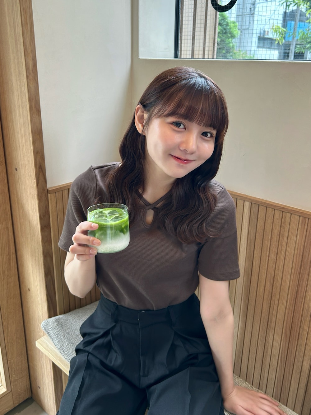 「アウトドアスタイル、ブラウン、オトナカジュアル、きれいめカジュアル、シンプル、韓国ファッション、プチプラ、秋コーデ、ストリート、休日スタイル、お出かけコーデ、スニーカー、パンツスタイル、秋カラー、スラックス」｜「Meiruのクロスネックリブトップス（Tシャツ/カットソー、ブラウン系）」を使った、みさねさん（骨格ストレート・レディース・158cm）の秋コーディネートの2枚目の写真