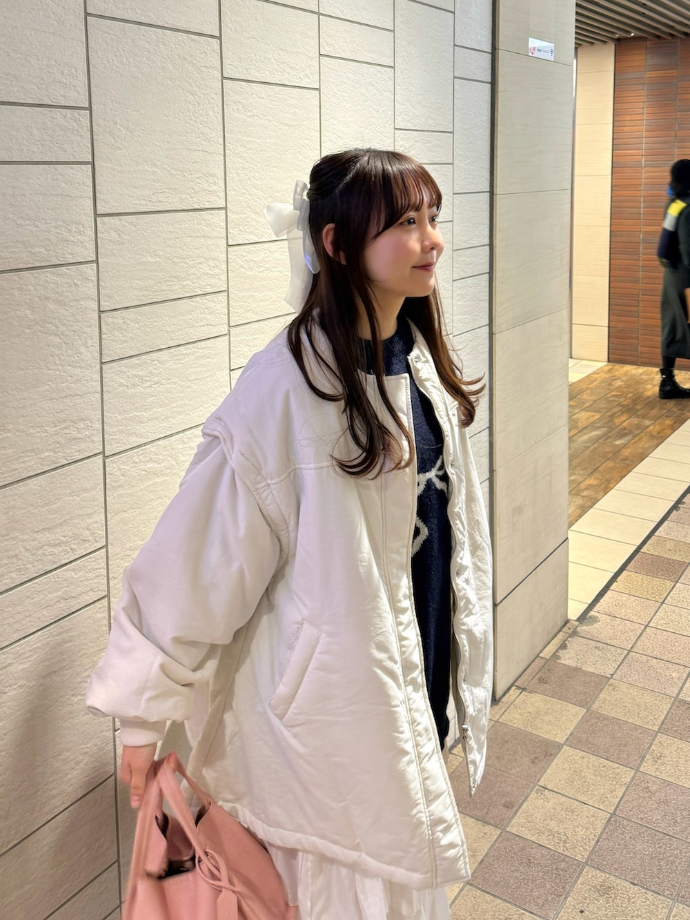 「古着MIX、春コーデ、ニット、ホワイト、ゆるコーデ、お出かけコーデ、カジュアル、シンプルコーデ、きれいめカジュアル、大人カジュアル、大人かわいい、デートコーデ、スカート、ピンク、プチプラ」｜「ap retroのマフラー付きパディングブルゾン　袖取り外し　モンスターコート（ダウンジャケット/コート、ホワイト系）」を使った、みさねさん（骨格ストレート・レディース・158cm）の春コーディネートの2枚目の写真