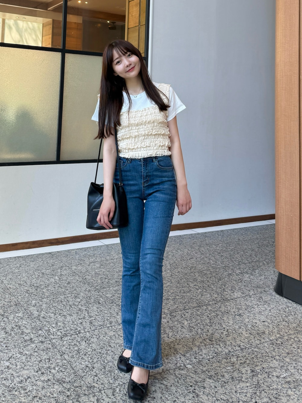 ホワイト系のTシャツ/カットソー、ベージュ系のベスト、ブルー系のデニムパンツを着用したレディースの夏コーディネートの4枚目の写真