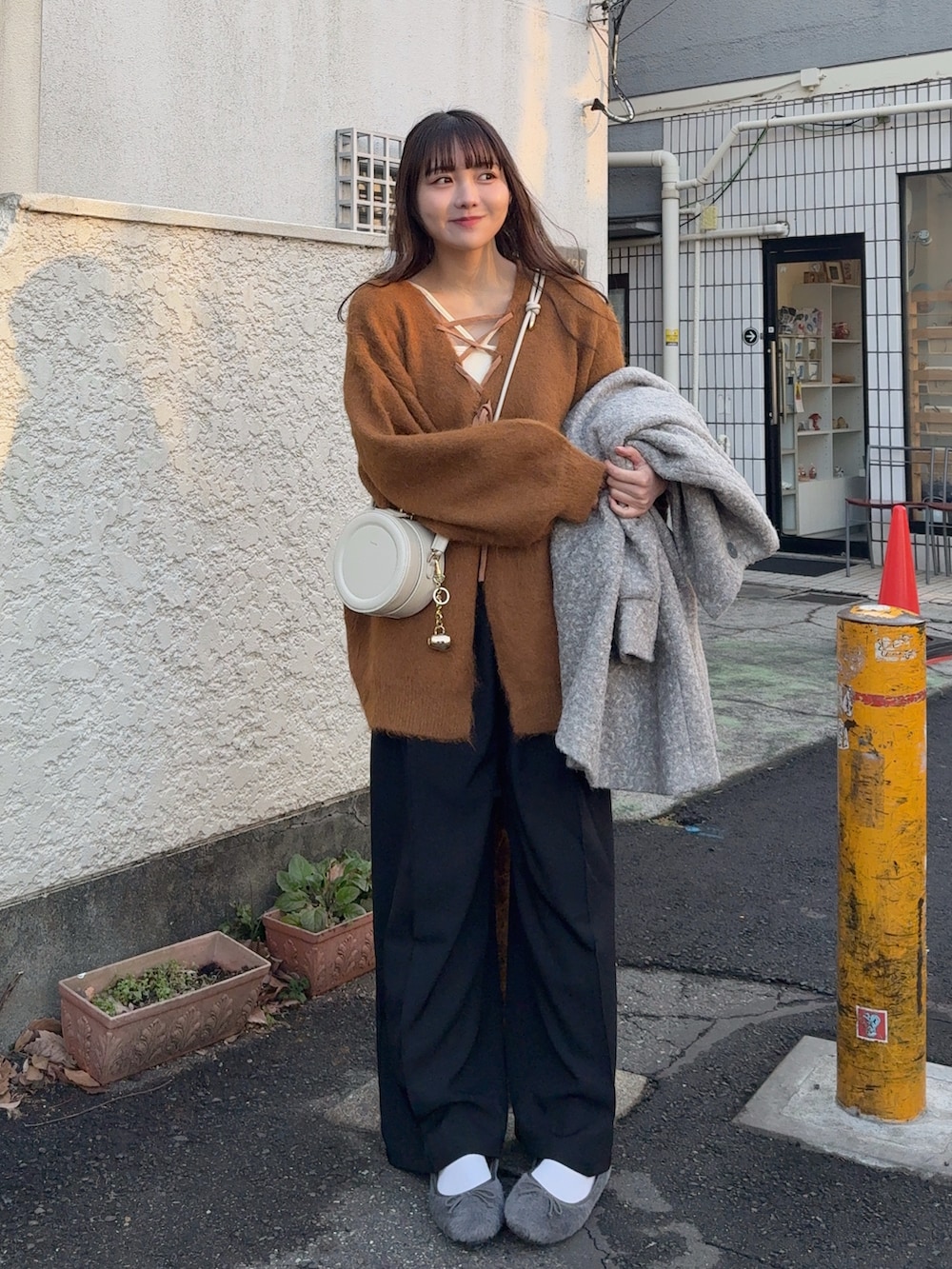 「真冬のあったかスタイル、ニット、パンツスタイル、マスタード、ショルダーバッグ、GU、プチプラ、きれいめカジュアル、カジュアル、シンプル、大人女子、お出かけコーデ、ラクチンコーデ、ユニクロ、レイヤードスタイル」｜「andmeの【7色展開】カップ付きホルターネック風キャミソール（キャミソール、ホワイト系）」を使った、みさねさん（骨格ストレート・レディース・158cm）の冬コーディネートの3枚目の写真