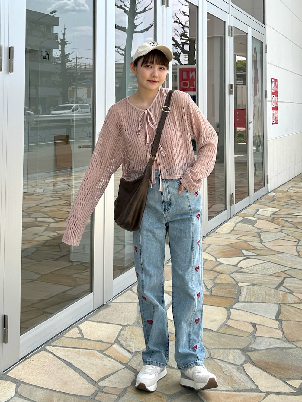 「春夏コーデ、デニム、スニーカー、パステルカラー、韓国ファッション、シンプルコーデ、デートコーデ、プチプラ、お出かけコーデ、きれいめカジュアル、休日スタイル、古着MIX、キャップ、シアートップス、骨格ストレート」｜「moment+の前後2WAYストライプメッシュショート丈(45cm)＆レギュラー丈(68cm)リボンカーディガン（カーディガン/ボレロ、ピンク系）」を使った、みさねさん（骨格ストレート・レディース・158cm）の春コーディネートの2枚目の写真