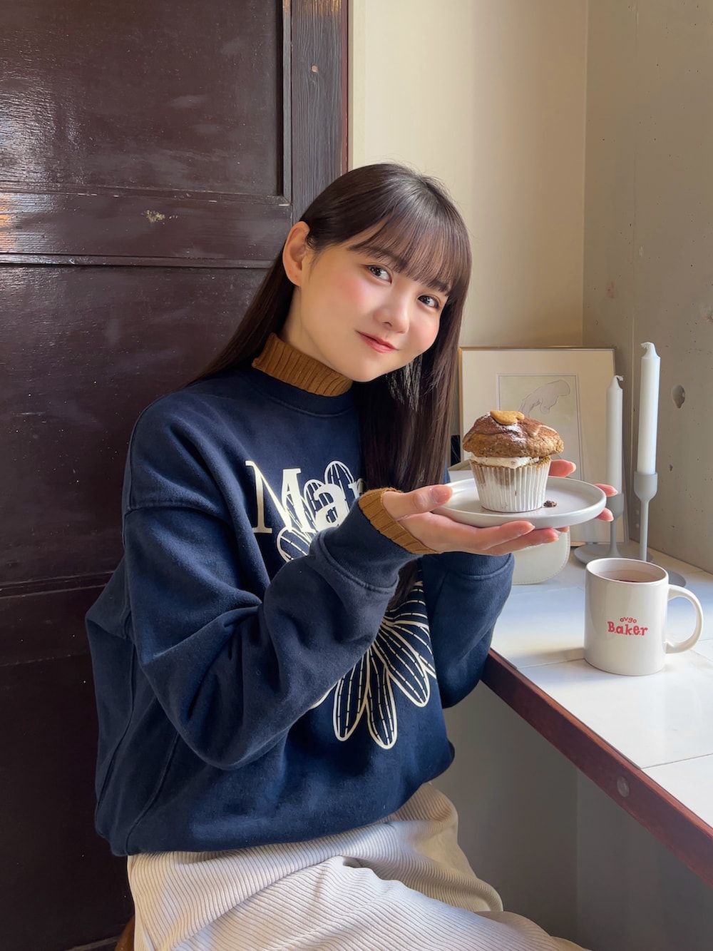 ブラック系のダウンジャケット/コート、ホワイト系のパンツ、イエロー系のブーツを着用したレディースの冬コーディネートの3枚目の写真