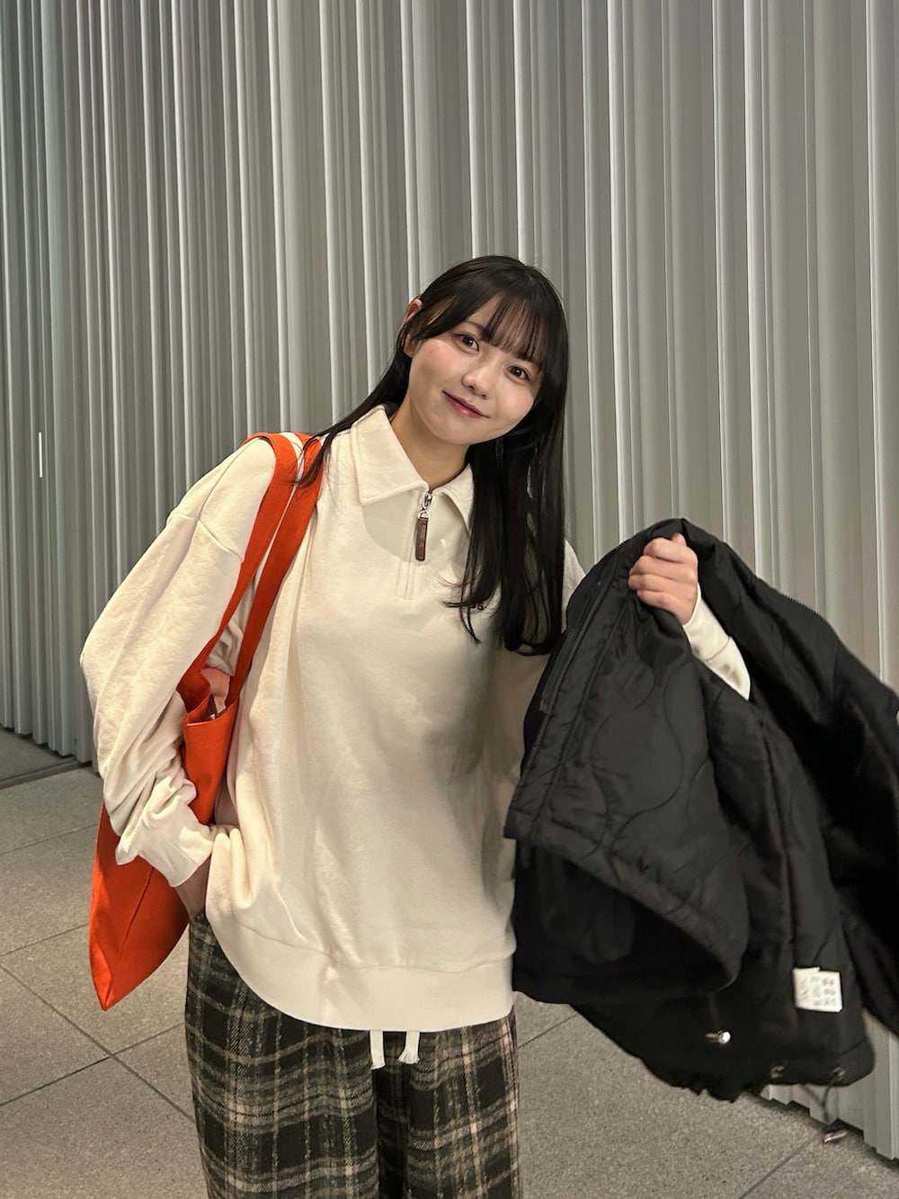 ホワイト系のスウェット、ブラック系のダウンジャケット/コート、ブラウン系のその他パンツを着用したレディースの冬コーディネートの2枚目の写真