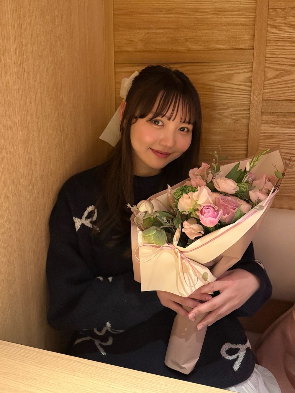 「古着MIX、春コーデ、ニット、ホワイト、ゆるコーデ、お出かけコーデ、カジュアル、シンプルコーデ、きれいめカジュアル、大人カジュアル、大人かわいい、デートコーデ、スカート、ピンク、プチプラ」｜「ap retroのマフラー付きパディングブルゾン　袖取り外し　モンスターコート（ダウンジャケット/コート、ホワイト系）」を使った、みさねさん（骨格ストレート・レディース・158cm）の春コーディネートの5枚目の写真