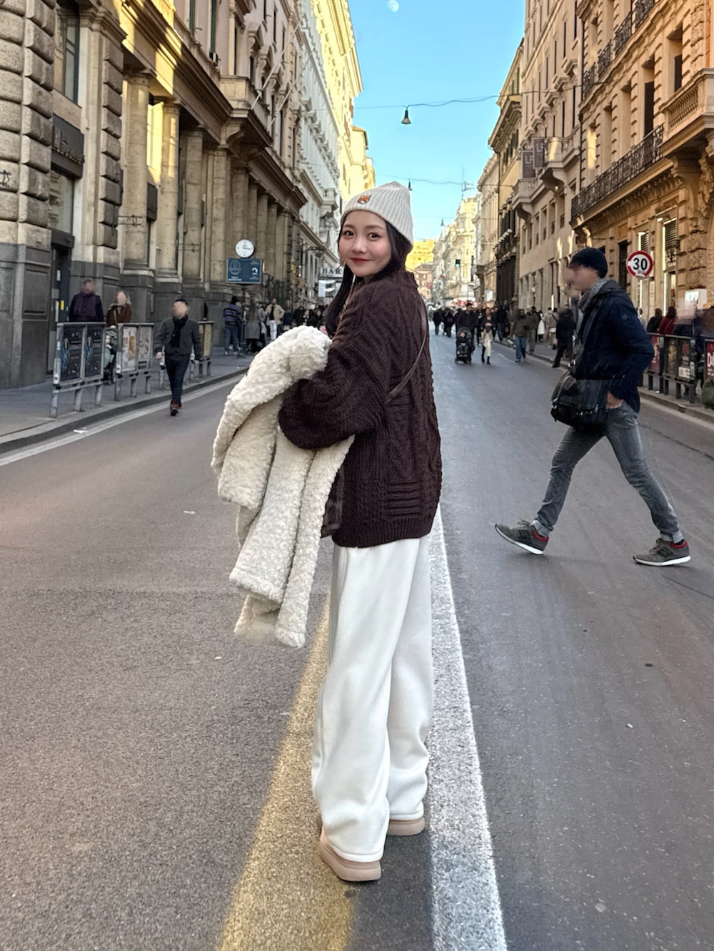 ベージュ系のブーツ、ブラウン系のニット/セーター、ベージュ系のスウェットパンツを着用したレディースの冬コーディネートの3枚目の写真