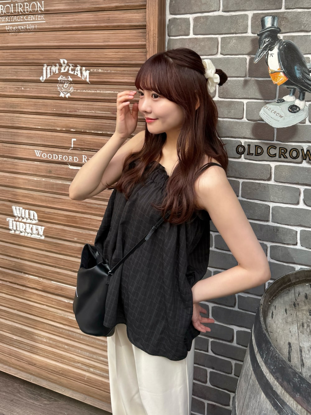 ブラック系のキャミソール、ベージュ系のその他パンツ、ブラック系のスニーカーを着用したレディースの夏コーディネートの2枚目の写真