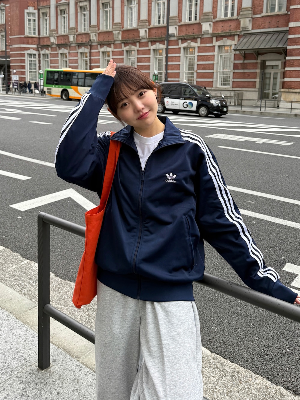 「ストリート、春めき満開コーデ、スウェットパンツ、トラックジャケット、アウトドアスタイル、カジュアルコーデ、古着MIX、スポーツミックス、スニーカー、UNIQLO、レイヤードスタイル、ネイビー、グレー、ラフ、ラクチンコーデ」｜「GILDANの【お気に入り数9万人突破】GILDAN(ギルダン) /ベーシックロングスリーブTシャツ コットン100% ビッグ シルエット スーパーオーバー サイズカラバリ豊富 長袖 ロンT 6.0オンス（Tシャツ/カットソー、ホワイト系）」を使った、みさねさん（骨格ストレート・レディース・158cm）の春コーディネートの3枚目の写真