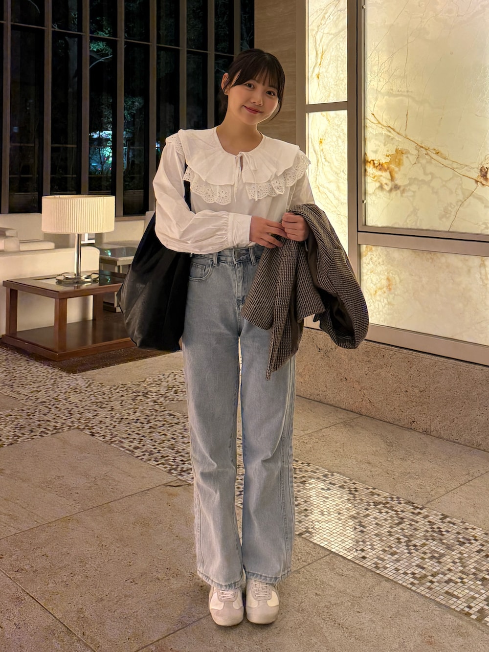 ホワイト系のシャツ/ブラウス、ブルー系のデニムパンツ、ベージュ系のスニーカーを着用したレディースの春コーディネートの2枚目の写真