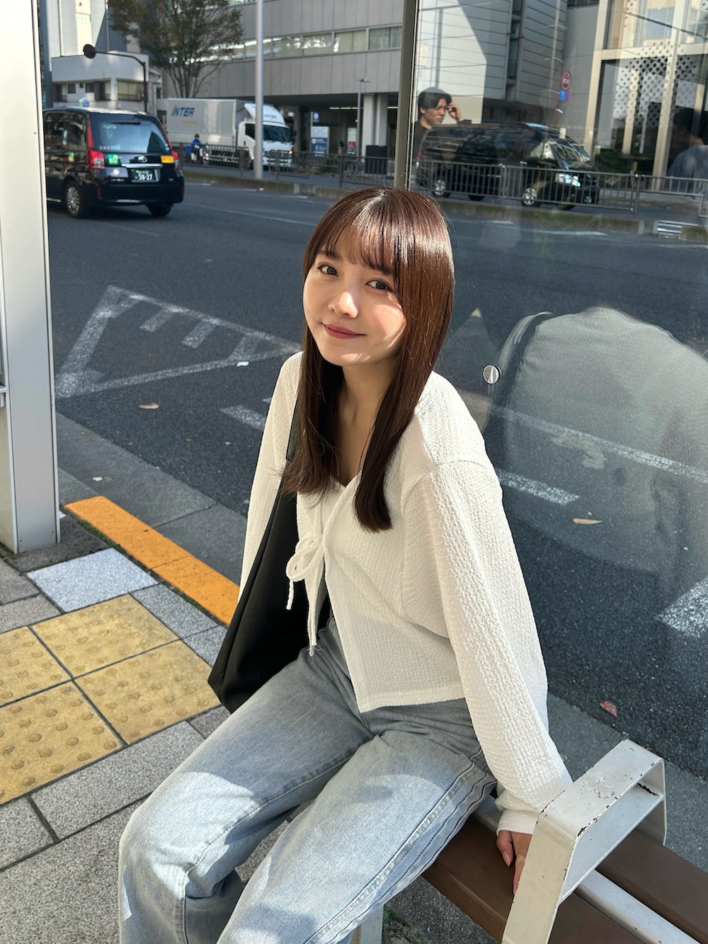 「最近のいい感じコーデ、デニム、ホワイト、シンプル、カジュアル、ラクチンコーデ、ゆるコーデ、ストリート、プチプラ、韓国ファッション、スニーカー、トートバッグ、秋コーデ、休日スタイル、お出かけコーデ」｜「w closetの【カップ付き】バッククロスキャミソール（キャミソール、ホワイト系）」を使った、みさねさん（レディース・158cm）の冬コーディネートの2枚目の写真