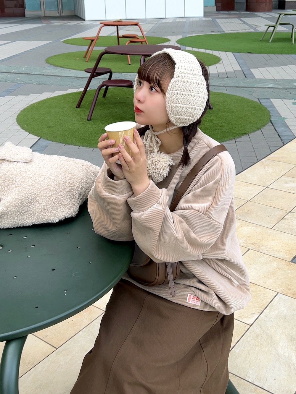 「冬を彩る色いろコーデ、ニット、スウェット、ボア、スカート、ショルダーバッグ、スニーカー、白スニーカー、Cham.、プチプラ、チョコ色に染まれ、デートコーデ、きれいめカジュアル、休日スタイル、お出かけコーデ」|「shopnikonikoのボンボン付き ニット耳あて(イヤーマフ、ホワイト系)」を使った、みさねさん(骨格ストレート・レディース・158cm)の冬コーディネートの2枚目の写真