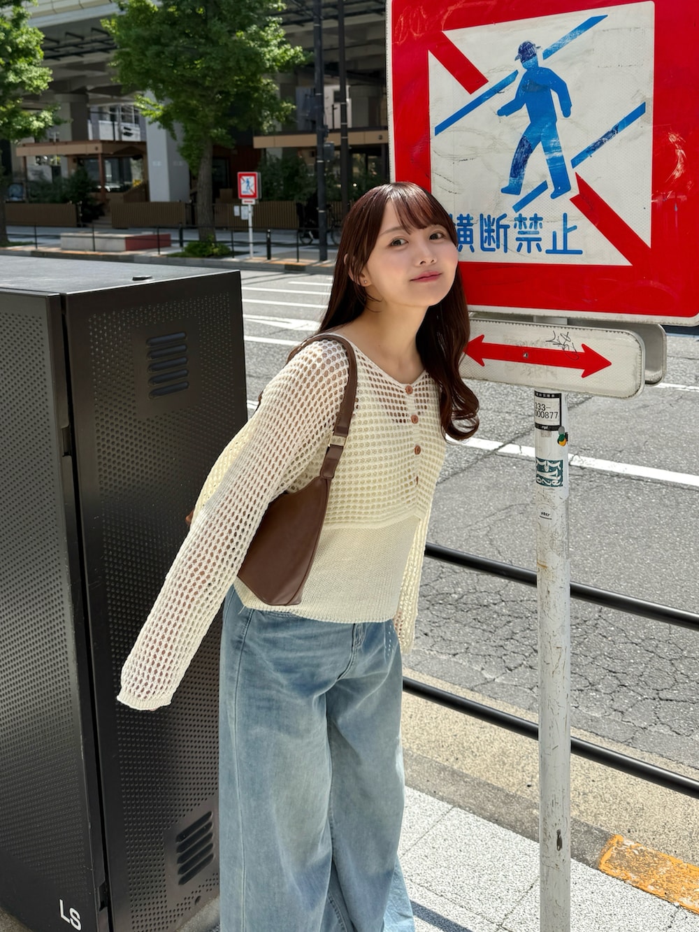 「最近のいい感じコーデ、レイヤードスタイル、韓国ファッション、ワイドパンツ、サンダル、厚底シューズ、デニム、シンプルコーデ、きれいめカジュアル、カジュアル、春夏コーデ、休日スタイル、お出かけコーデ、デートコーデ、ゆるコーデ」｜「Shoes in Closetの厚底 クッション ボリュームソール クロスベルト スポーツサンダル 2471（サンダル、ホワイト系）」を使った、みさねさん（骨格ストレート・レディース・158cm）の春コーディネートの4枚目の写真