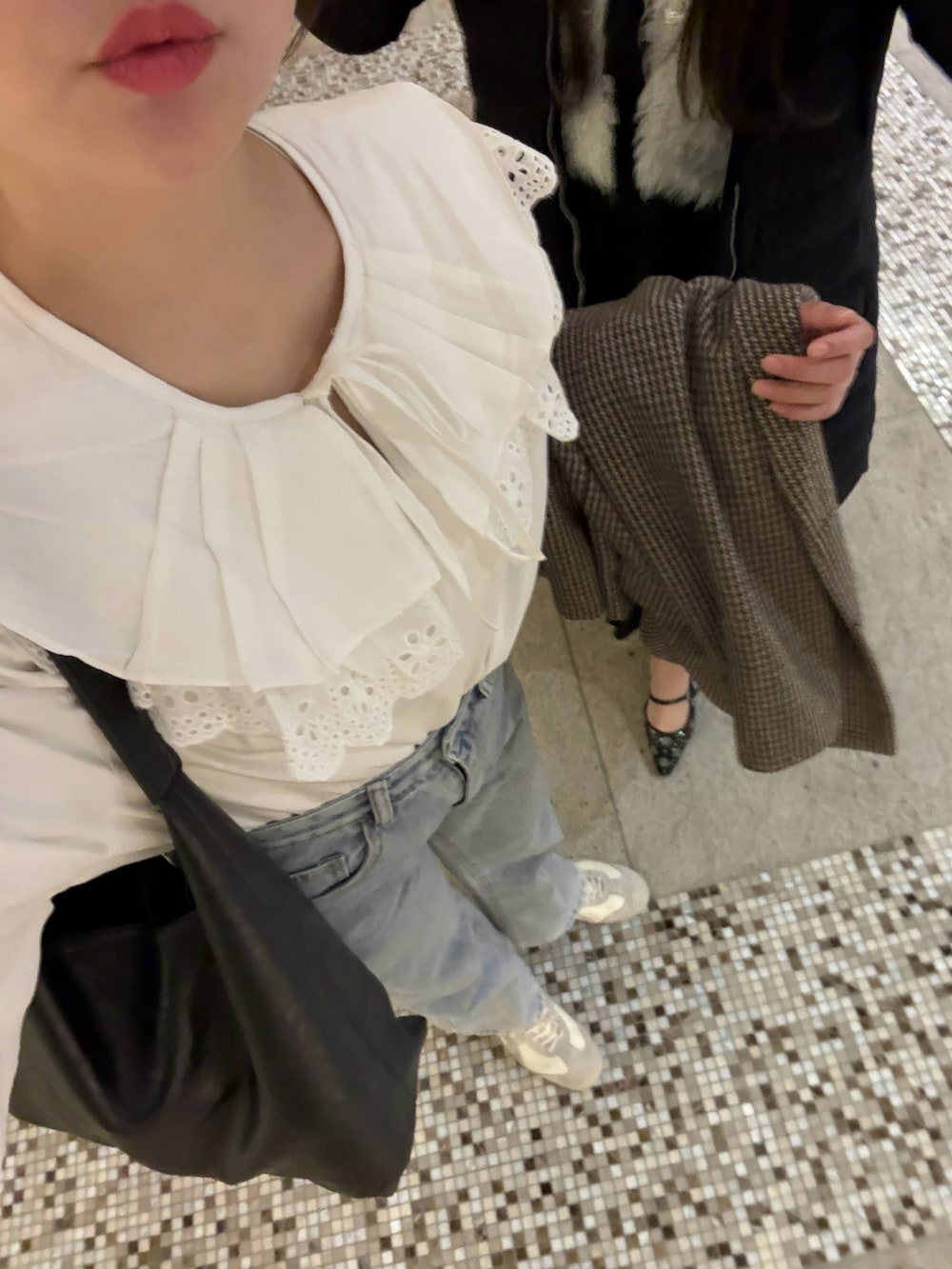 ホワイト系のシャツ/ブラウス、ブルー系のデニムパンツ、ベージュ系のスニーカーを着用したレディースの春コーディネートの3枚目の写真