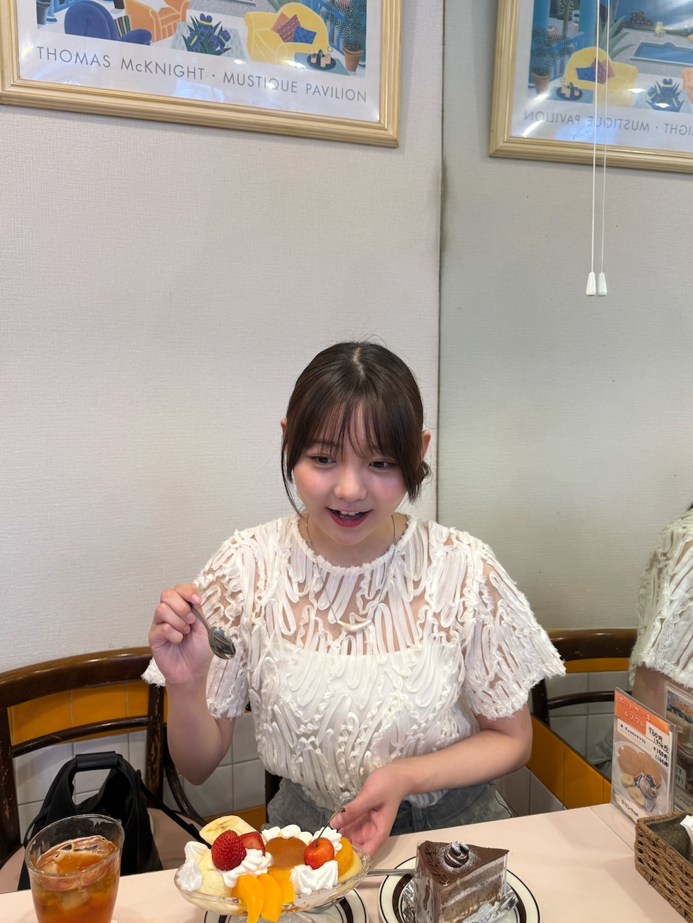 ホワイト系のシャツ/ブラウス、ブラック系のサンダル、ホワイト系のキャミソールを着用したレディースの夏コーディネートの2枚目の写真