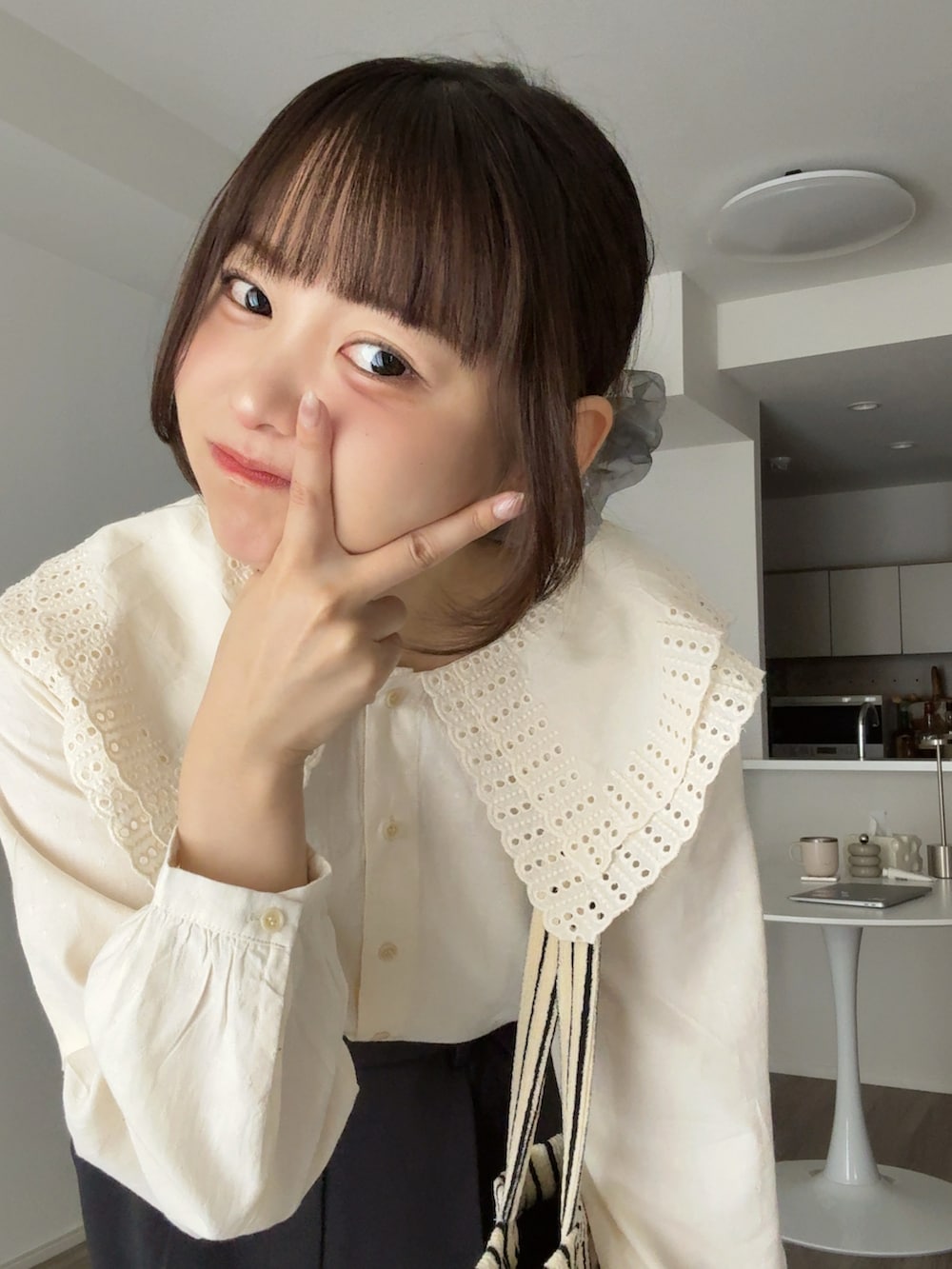 ベージュ系のシャツ/ブラウス、ブラック系のその他パンツ、ホワイト系のトートバッグを着用したレディースの秋コーディネートの2枚目の写真