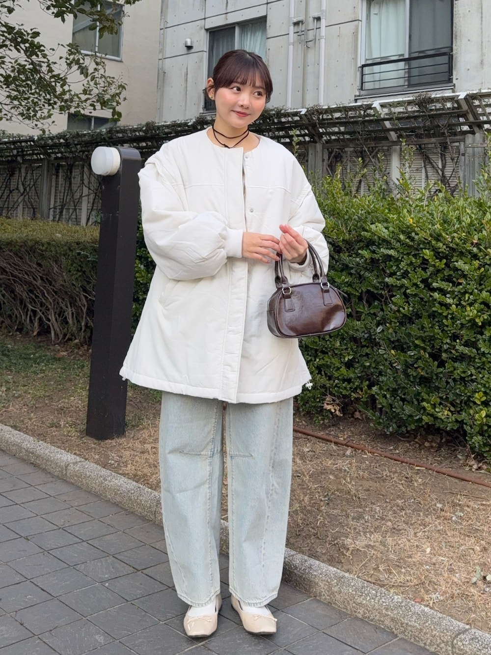 「ニット、デニム、きれいめカジュアル、デートコーデ、GU、プチプラ、古着MIX、カジュアル、大人カジュアル、シンプルコーデ、淡色コーデ、チョーカー、パステルカラー、春色、休日スタイル」｜「clearのレザーボウリングバッグ [収納力◎ コンパクト]≪2024AW新作≫（ハンドバッグ、ブラウン系）」を使った、みさねさん（骨格ストレート・レディース・158cm）の春コーディネートの2枚目の写真
