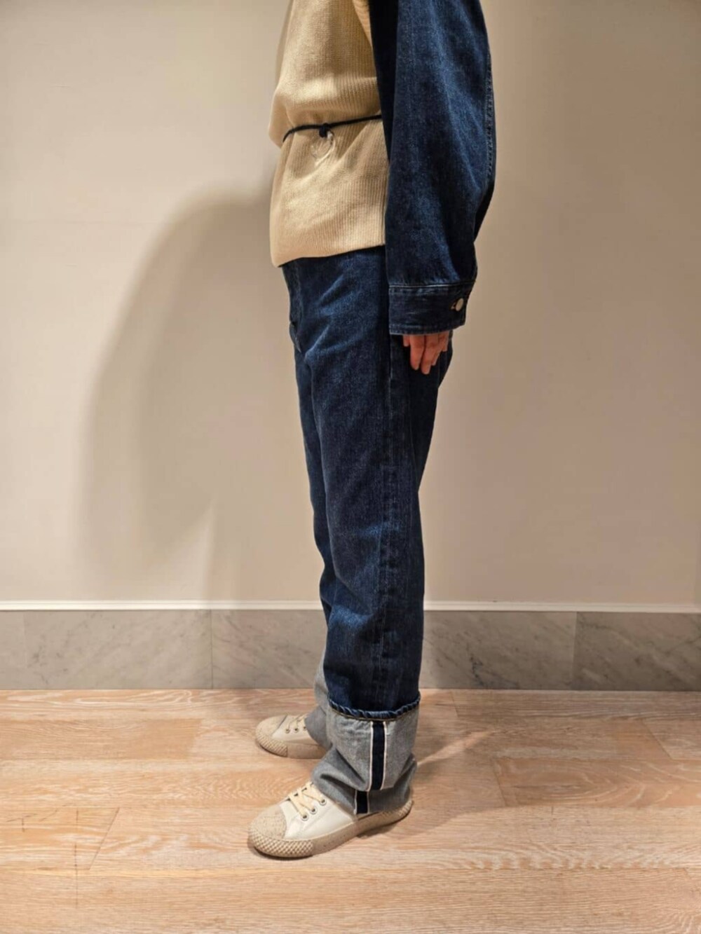 ブルー系のデニムパンツ、ホワイト系のニット/セーター、ブルー系のデニムジャケットを着用したレディースの秋コーディネートの6枚目の写真