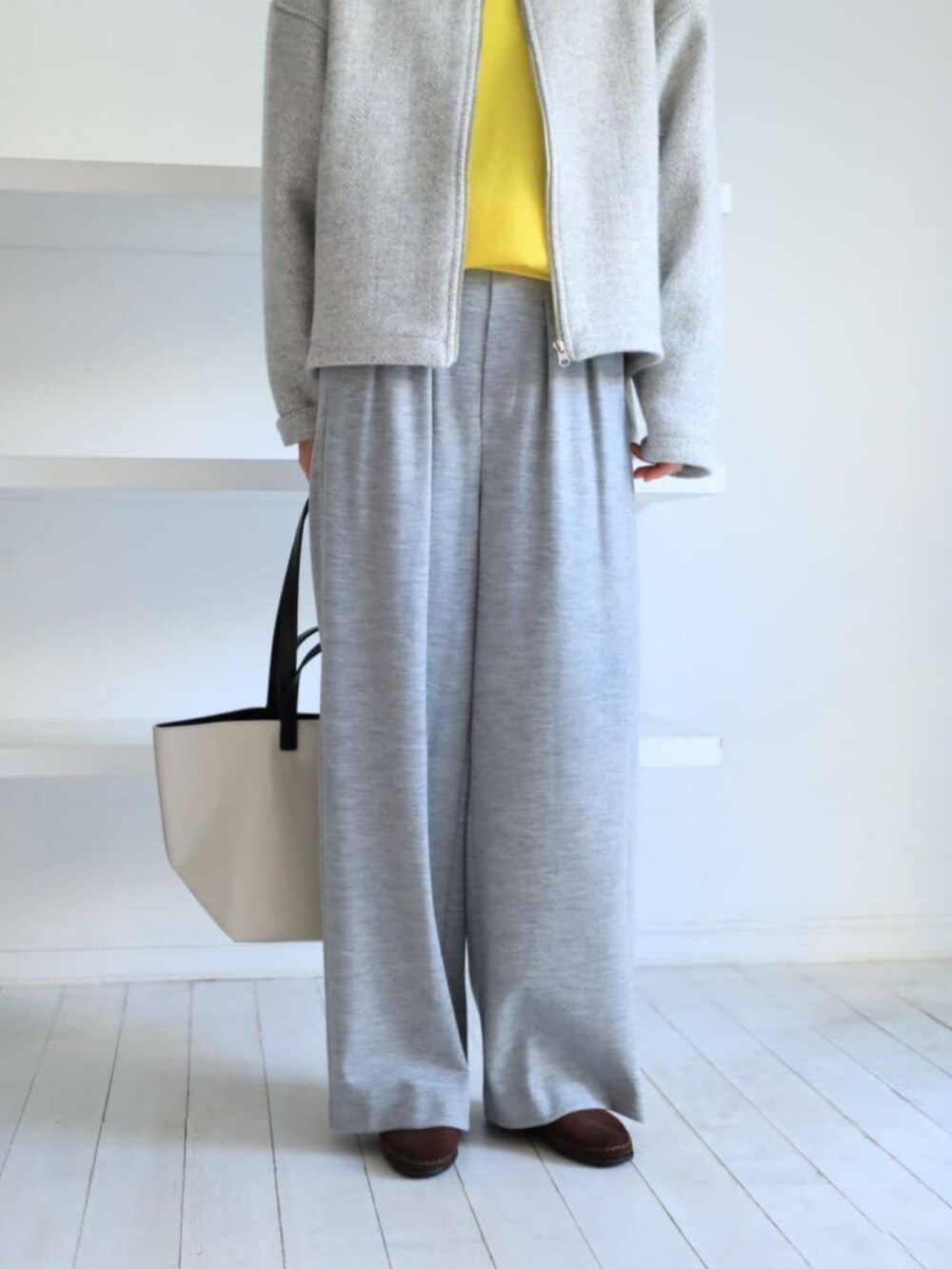 「TOMORROWLAND、トゥモローランド、GALERIE VIE、Elisabeth Stray Pedersen、CAHU、Ferrante viaggio、ノーカラージャケット、ブルゾン、イエロー、カシミヤニット、タックパンツ、ワイドパンツ」｜「TOMORROWLAND のElisabeth Stray Pedersen ベーシックジャケット（ブルゾン、グレー系）」を使った、Kikuchi_TOMORROWLANDさん（レディース・164cm）の冬コーディネートの3枚目の写真