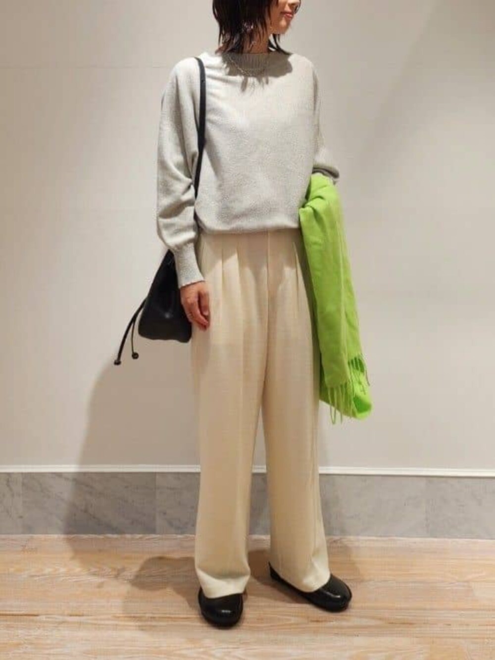 ブラック系のその他シューズ、グレー系のニット/セーター、ホワイト系のその他パンツを着用したレディースの秋コーディネートの2枚目の写真