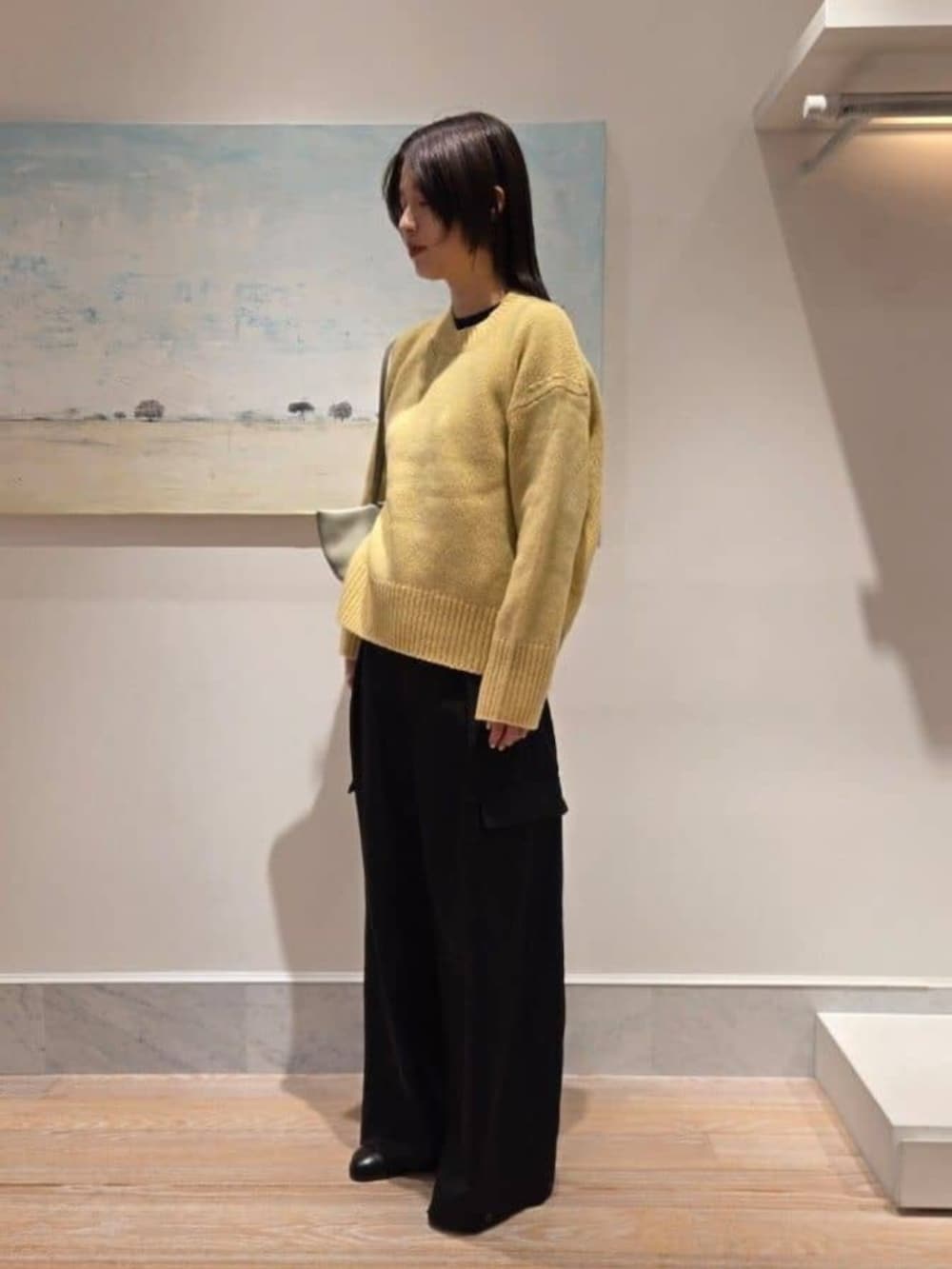 ブルー系のカーゴパンツ、ブルー系のニット/セーター、イエロー系のニット/セーターを着用したレディースの秋コーディネートの2枚目の写真