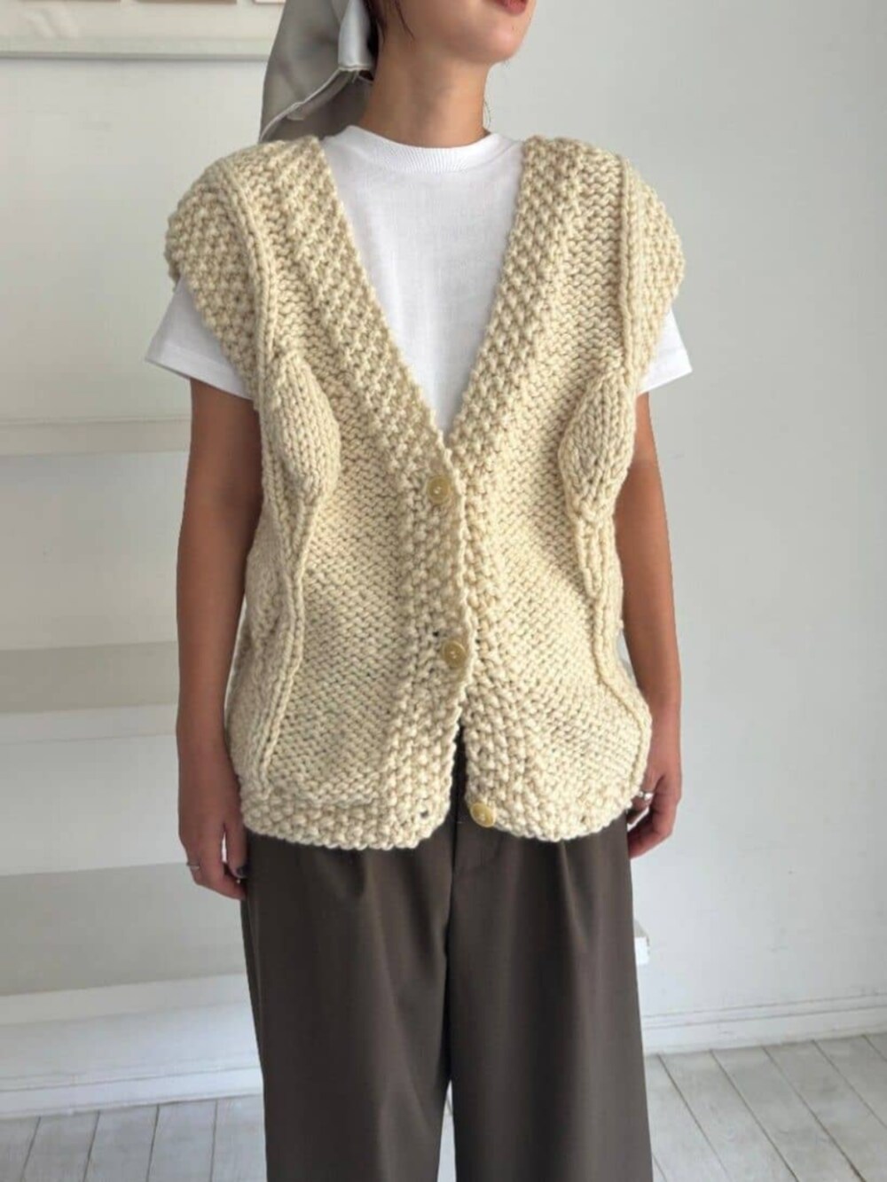 ブラウン系のスラックス、ホワイト系のTシャツ/カットソー、ブラック系のその他シューズを着用したレディースの夏コーディネートの2枚目の写真