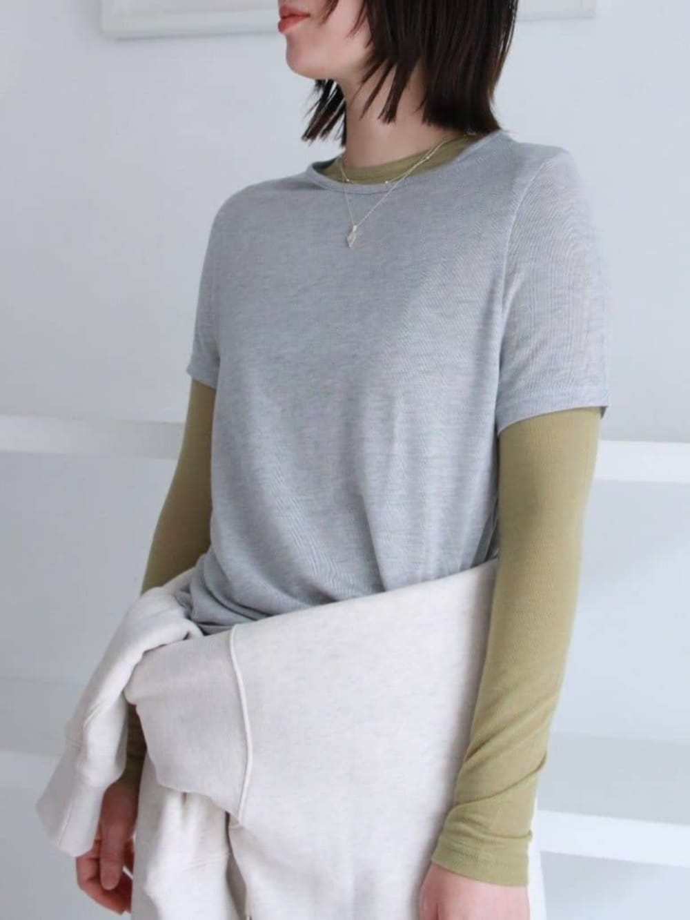 グレー系のTシャツ/カットソー、グリーン系のTシャツ/カットソー、ベージュ系のスウェットパンツを着用したレディースの秋コーディネートの2枚目の写真