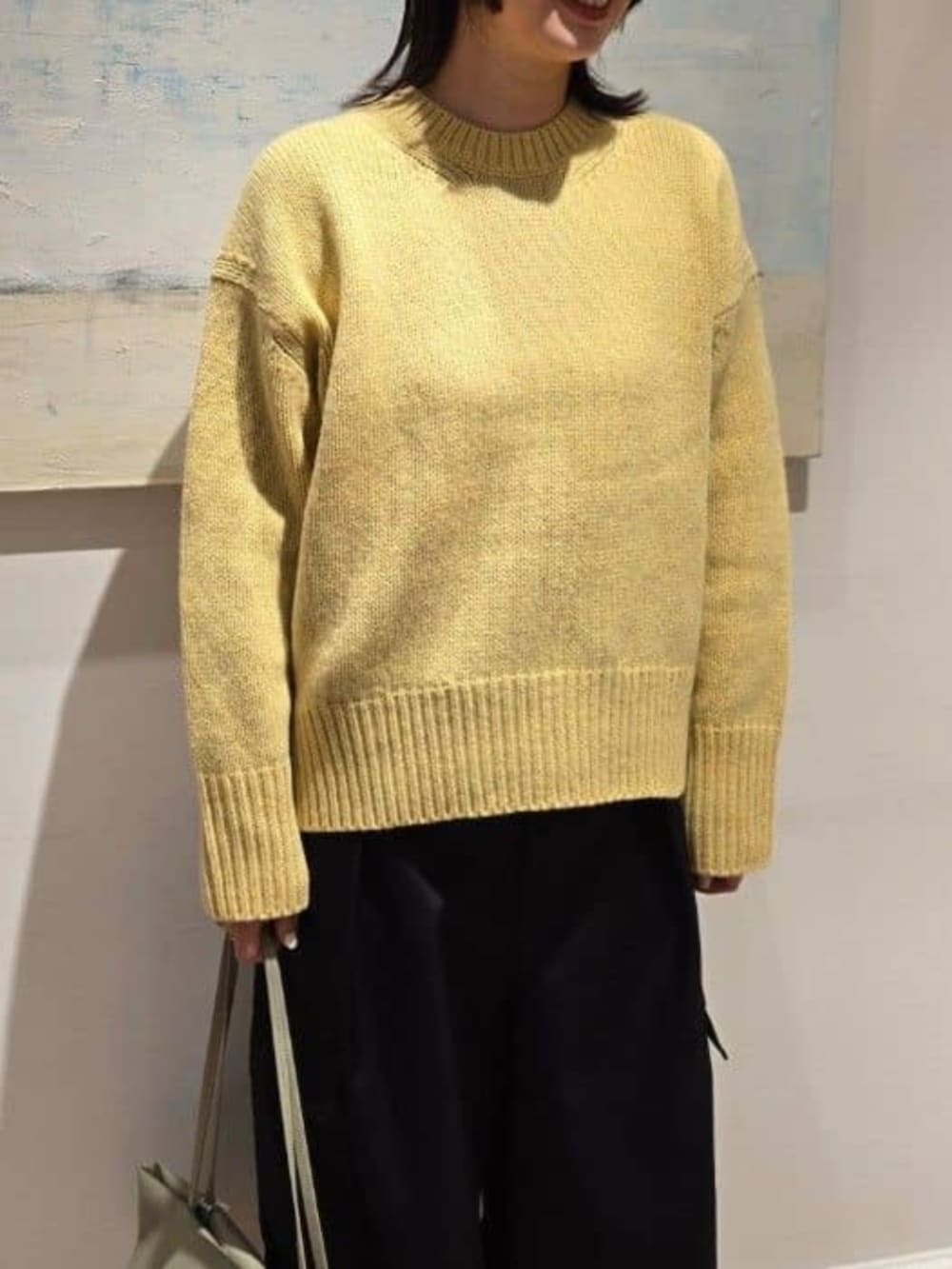 ブルー系のカーゴパンツ、ブルー系のニット/セーター、イエロー系のニット/セーターを着用したレディースの秋コーディネートの4枚目の写真