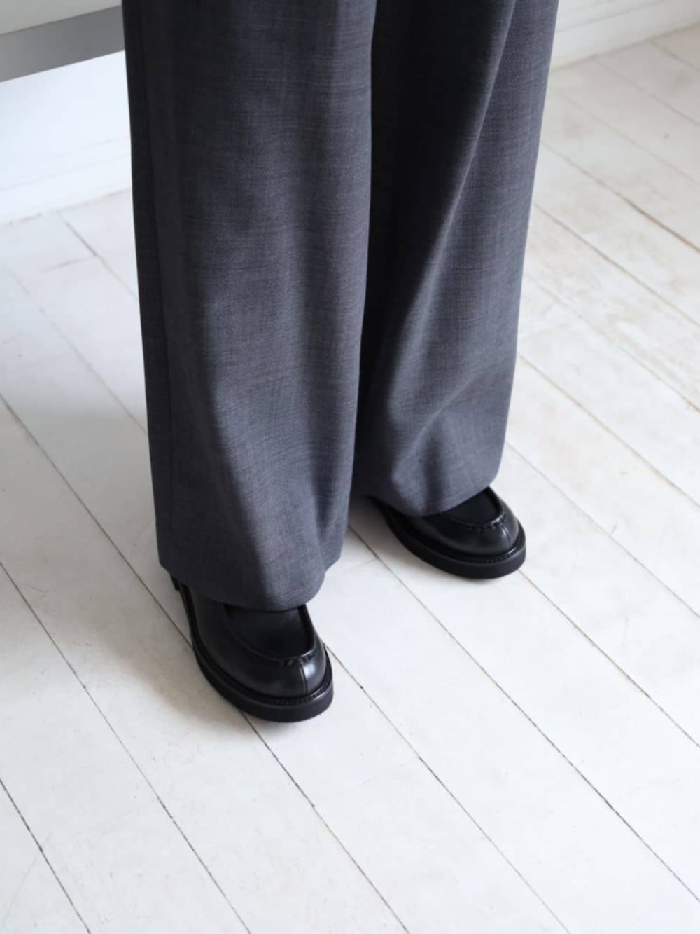 ブラック系のその他シューズ、グレー系のスラックス、ブラウン系のブルゾンを着用したレディースの秋コーディネートの4枚目の写真