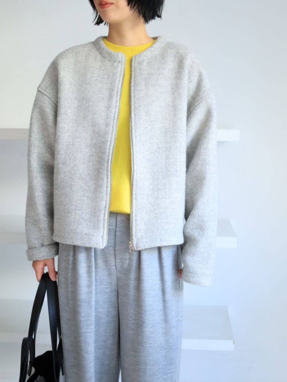 「TOMORROWLAND、トゥモローランド、GALERIE VIE、Elisabeth Stray Pedersen、CAHU、Ferrante viaggio、ノーカラージャケット、ブルゾン、イエロー、カシミヤニット、タックパンツ、ワイドパンツ」｜「TOMORROWLAND のElisabeth Stray Pedersen ベーシックジャケット（ブルゾン、グレー系）」を使った、Kikuchi_TOMORROWLANDさん（レディース・164cm）の冬コーディネートの2枚目の写真