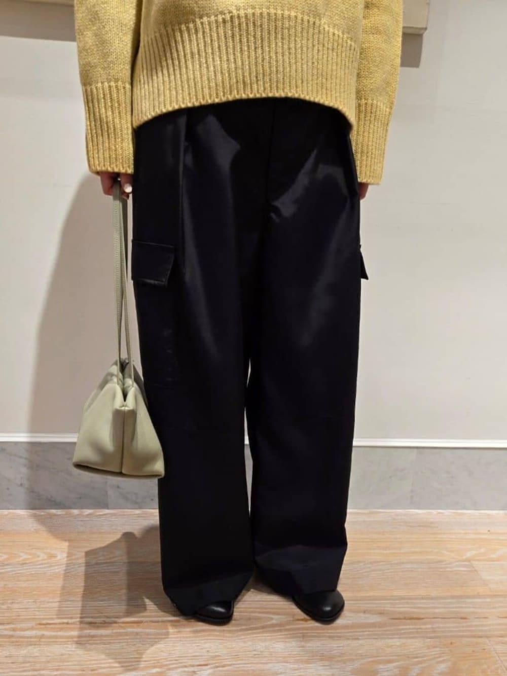 ブルー系のカーゴパンツ、ブルー系のニット/セーター、イエロー系のニット/セーターを着用したレディースの秋コーディネートの6枚目の写真