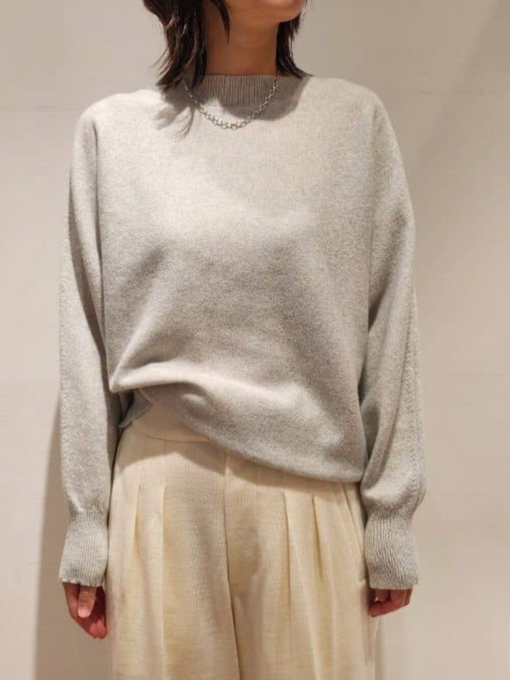 ブラック系のその他シューズ、グレー系のニット/セーター、ホワイト系のその他パンツを着用したレディースの秋コーディネートの5枚目の写真