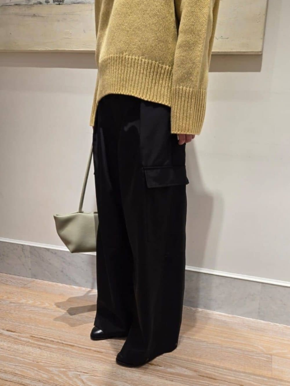 ブルー系のカーゴパンツ、ブルー系のニット/セーター、イエロー系のニット/セーターを着用したレディースの秋コーディネートの5枚目の写真